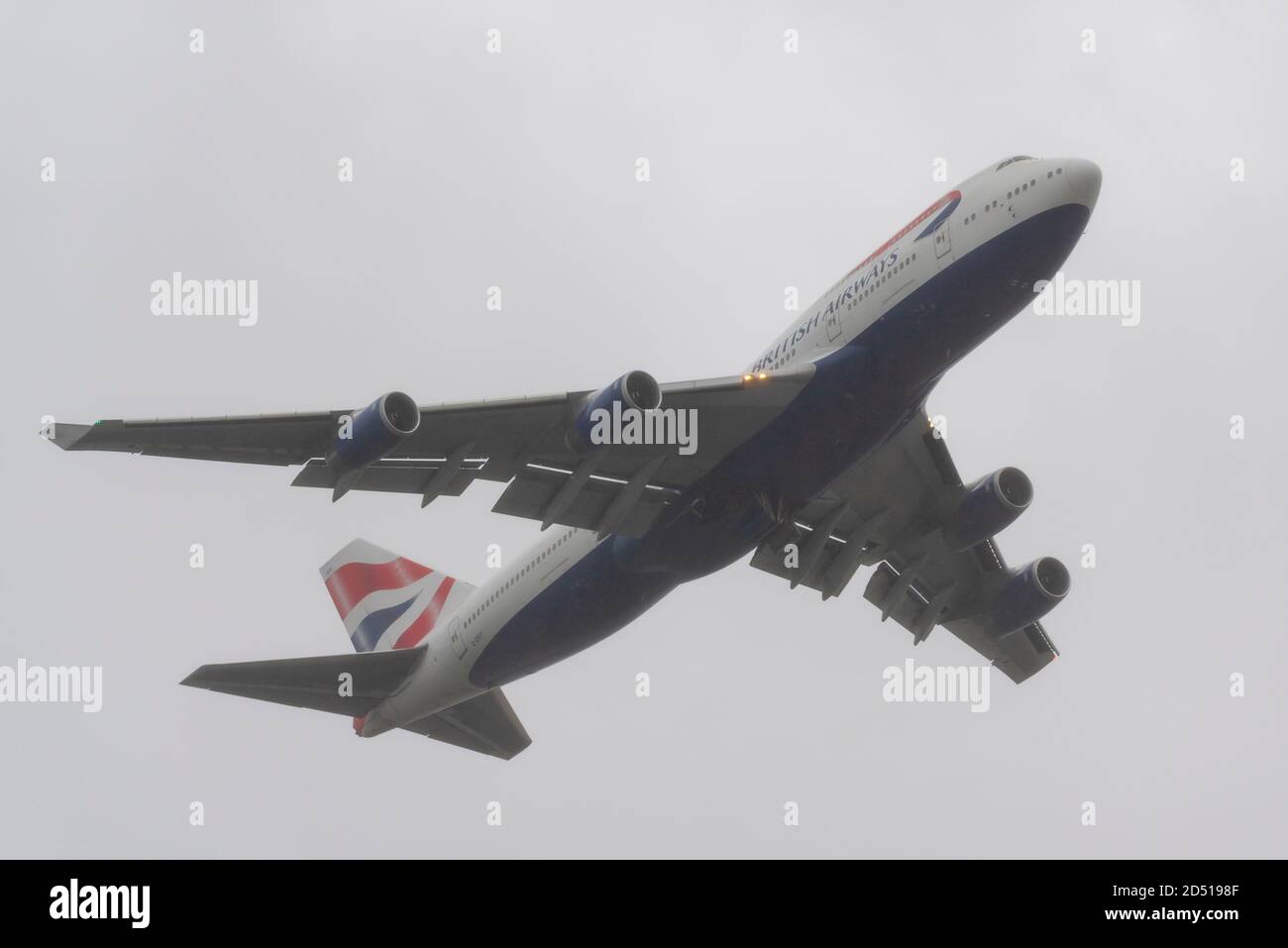 Giornata di addio per British Airways Boeing 747 aerei Jumbo Jet Airliner dopo la crisi del viaggio COVID-19. G-CIVY decollo in cattive condizioni atmosferiche per la rottamazione Foto Stock