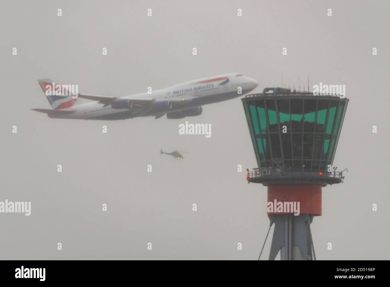 Giornata di addio per British Airways Boeing 747 aerei Jumbo Jet Airliner dopo la crisi del viaggio COVID-19. G-CIVY sorvola la torre di controllo, elicottero tv Foto Stock