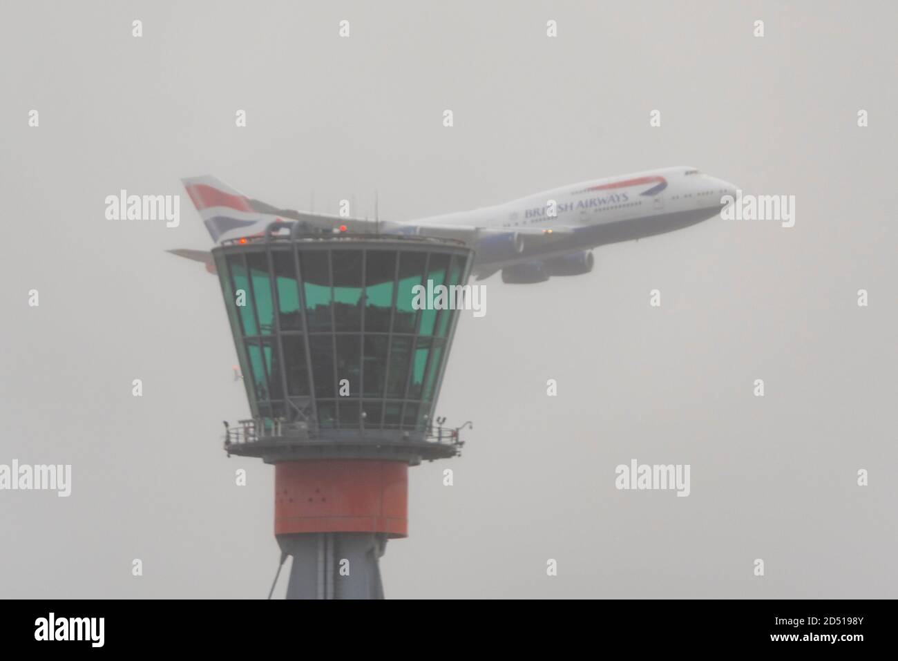 Giornata di addio per British Airways Boeing 747 aerei Jumbo Jet Airliner dopo la crisi del viaggio COVID-19. G-CIVY sorvola la torre di controllo in cielo tetro Foto Stock