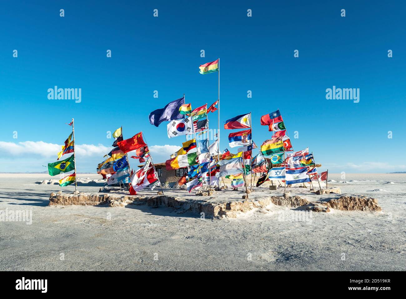 Bandiere internazionali nel deserto di Uyuni salato pianeggiante sulla posizione del primo hotel sale, Bolivia. Foto Stock