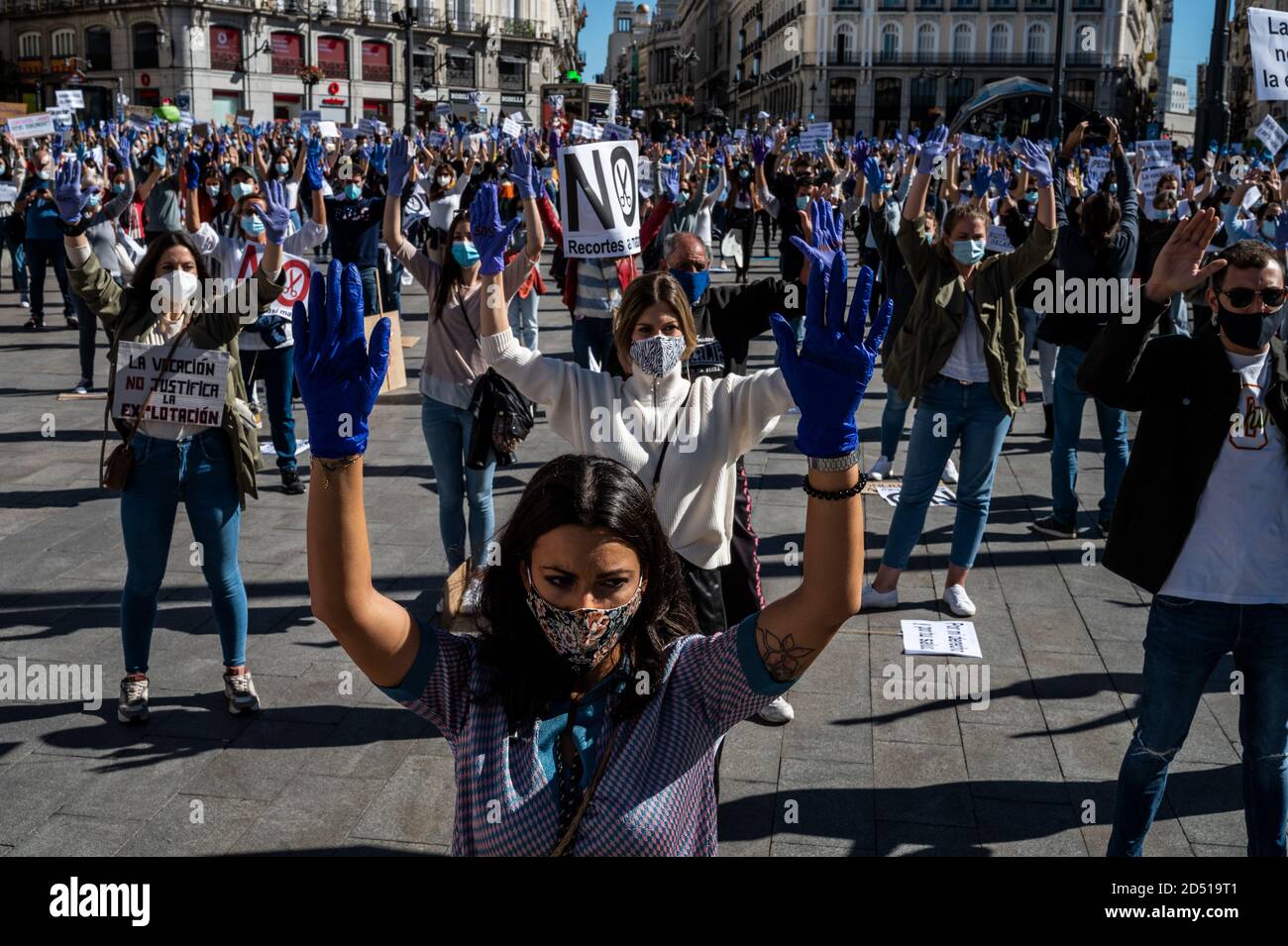 Madrid, Spagna. 12 Ott 2020. Infermieri che alzano le mani indossando guanti protettivi durante una protesta in Piazza Sol chiedendo migliori condizioni di lavoro e protestando contro la gestione della crisi del coronavirus nel sistema sanitario pubblico. Credit: Marcos del Mazo/Alamy Live News Foto Stock