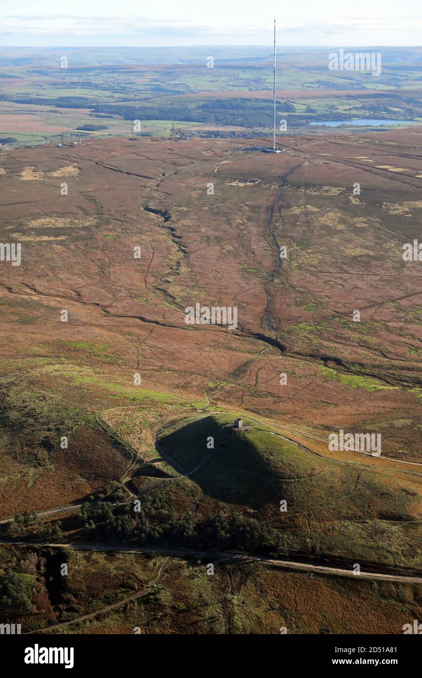 Vista aerea della Torre di Rivington Pike, un punto di riferimento storico, su Winter Hill (albero TV sullo sfondo), vicino a Bolton, Great Manchester Foto Stock