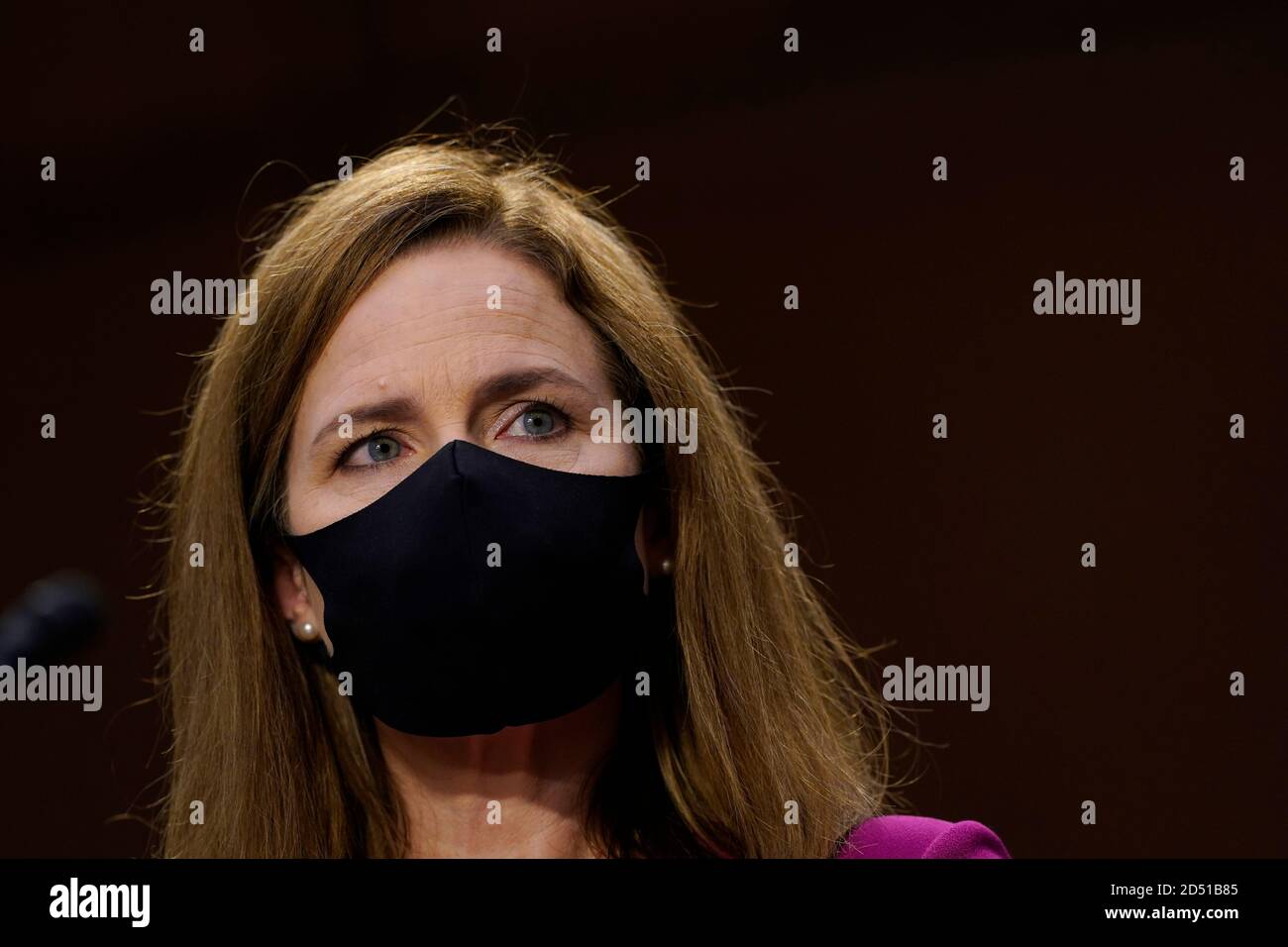 Il candidato della Corte Suprema Amy Coney Barrett ascolta durante un'audizione di conferma davanti al Comitato giudiziario del Senato, lunedì 12 ottobre 2020, su Capitol Hill a Washington. Credit: Susan Walsh/Pool via CNP | usage worldwide Foto Stock