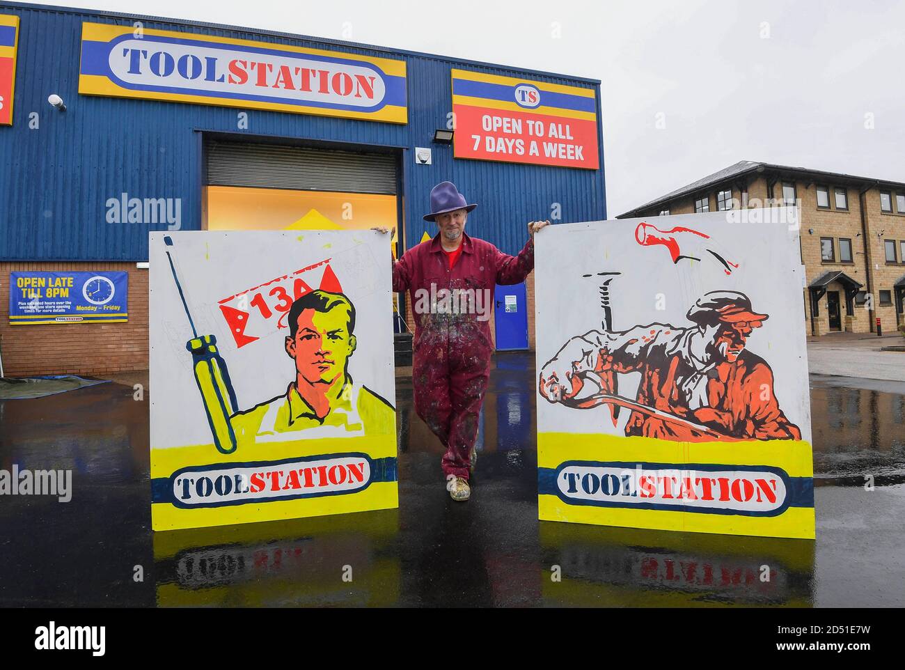 L'artista Trafford Parsons, che in precedenza ha lavorato ed esposto con Banksy, lancia la serie di installazioni di arte dal vivo di Toolstation che celebra l'industria dei mestieri all'apertura del nuovo negozio Toolstation a Pudsey, West Yorkshire. Foto Stock