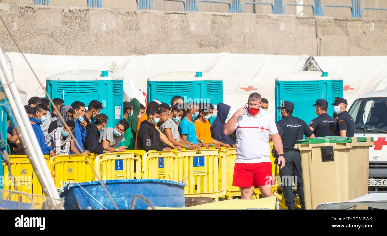 Arguineguin, Gran Canaria, Isole Canarie, Spagna. 12 ottobre 2020. Recentemente sono arrivati migranti dal Marocco nel centro di lavorazione della Croce Rossa nel porto di Arguineguin, sulla Gran Canaria. Da venerdì, più di 1,000 migranti, marocchini e sub-sahariani, sono arrivati nelle isole Canarie (Europa), facendo il pericoloso passaggio dall'Africa alle isole Canarie in piccole imbarcazioni di legno. Credit: Alan Dawson/Alamy Live News. Foto Stock