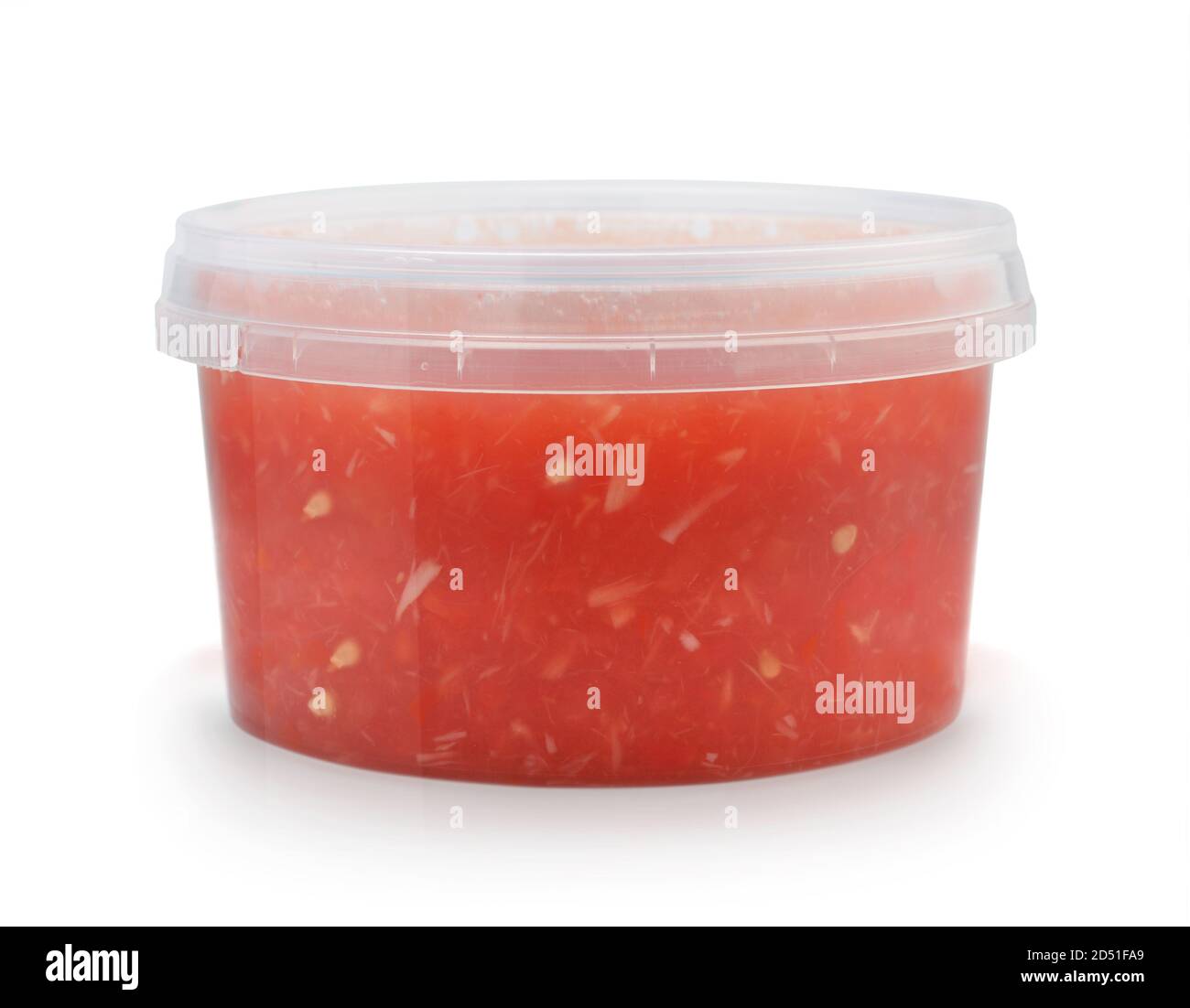 Salsa di pomodoro e rafano in un recipiente di plastica isolato su bianco. Foto Stock