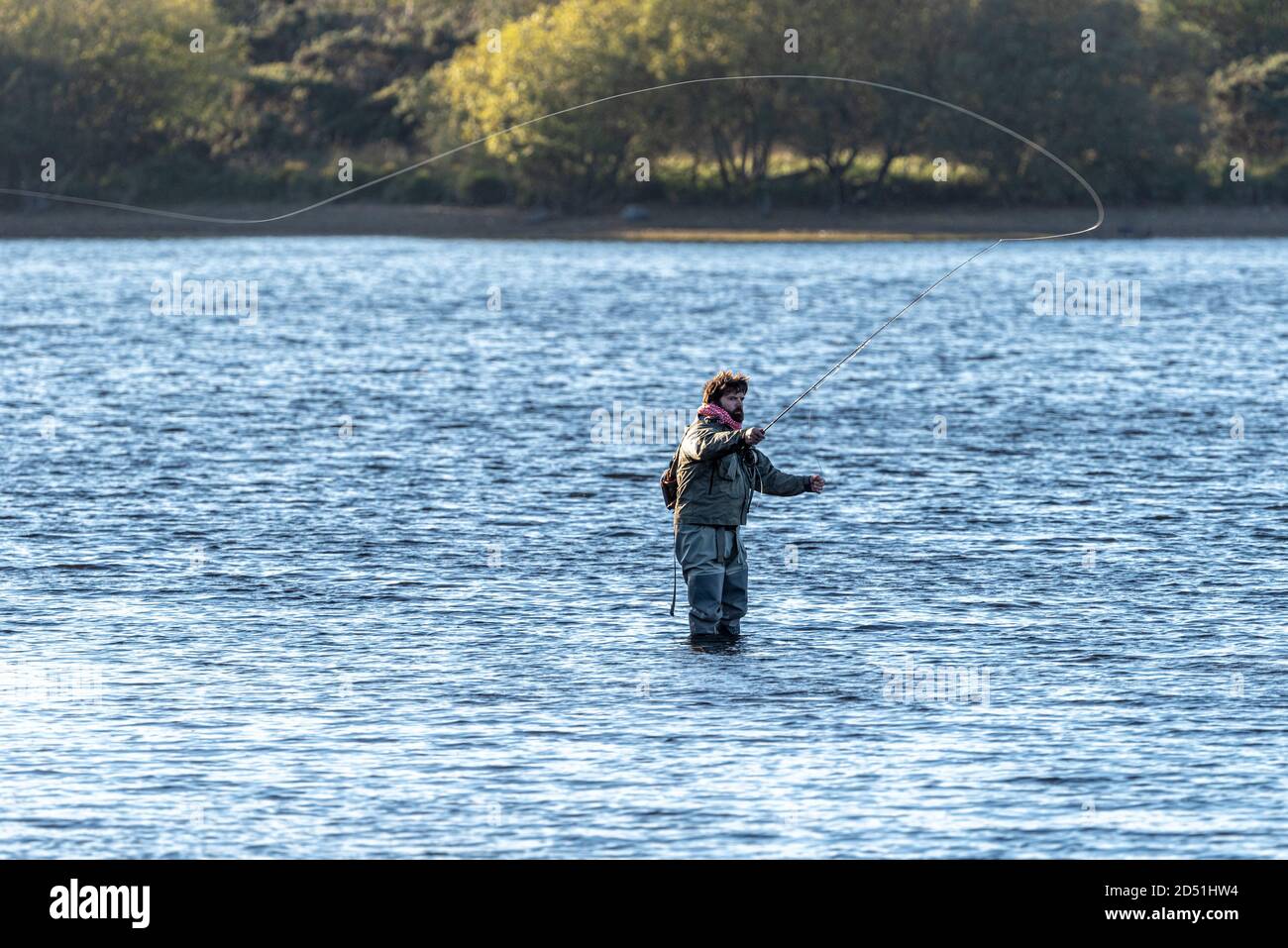 Fly pescatore linea di colata, Fernworthy Reservoir, Dartmoor, Devon, Regno Unito Foto Stock