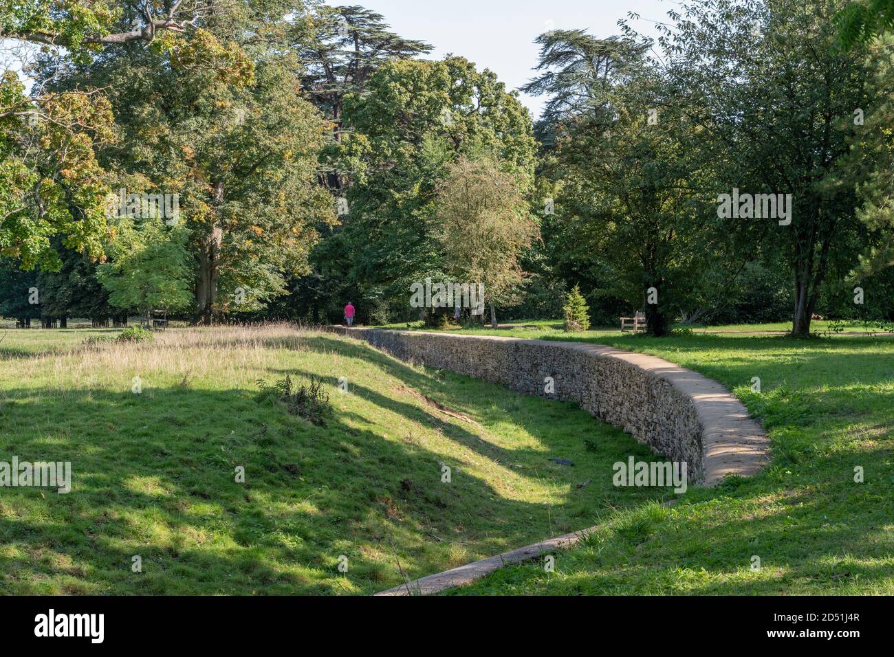 Ha ha ha o sunken fossato nei giardini di Castle Ashby House, Northamptonshire, UK; progettato per tenere fuori il bestiame senza rovinare la vista. Foto Stock