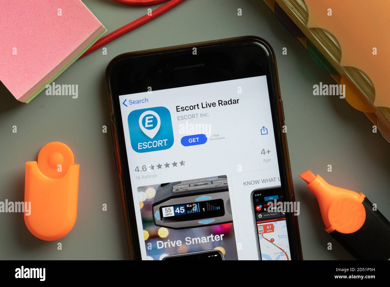 New York, USA - 29 settembre 2020: Escort Live Radar logo app mobile sullo schermo del telefono primo piano, editoriale illustrativo Foto Stock