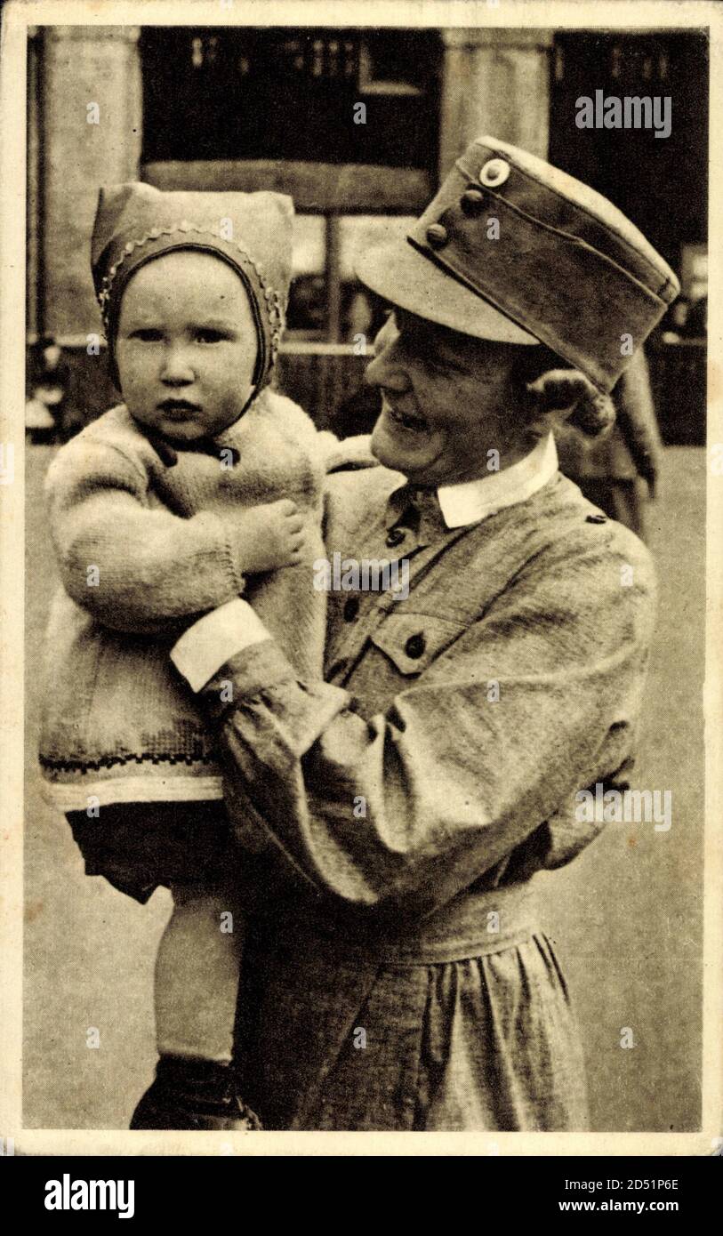 Frau in Uniform mit Kleinkind, Finnland, III Reich | utilizzo in tutto il mondo Foto Stock