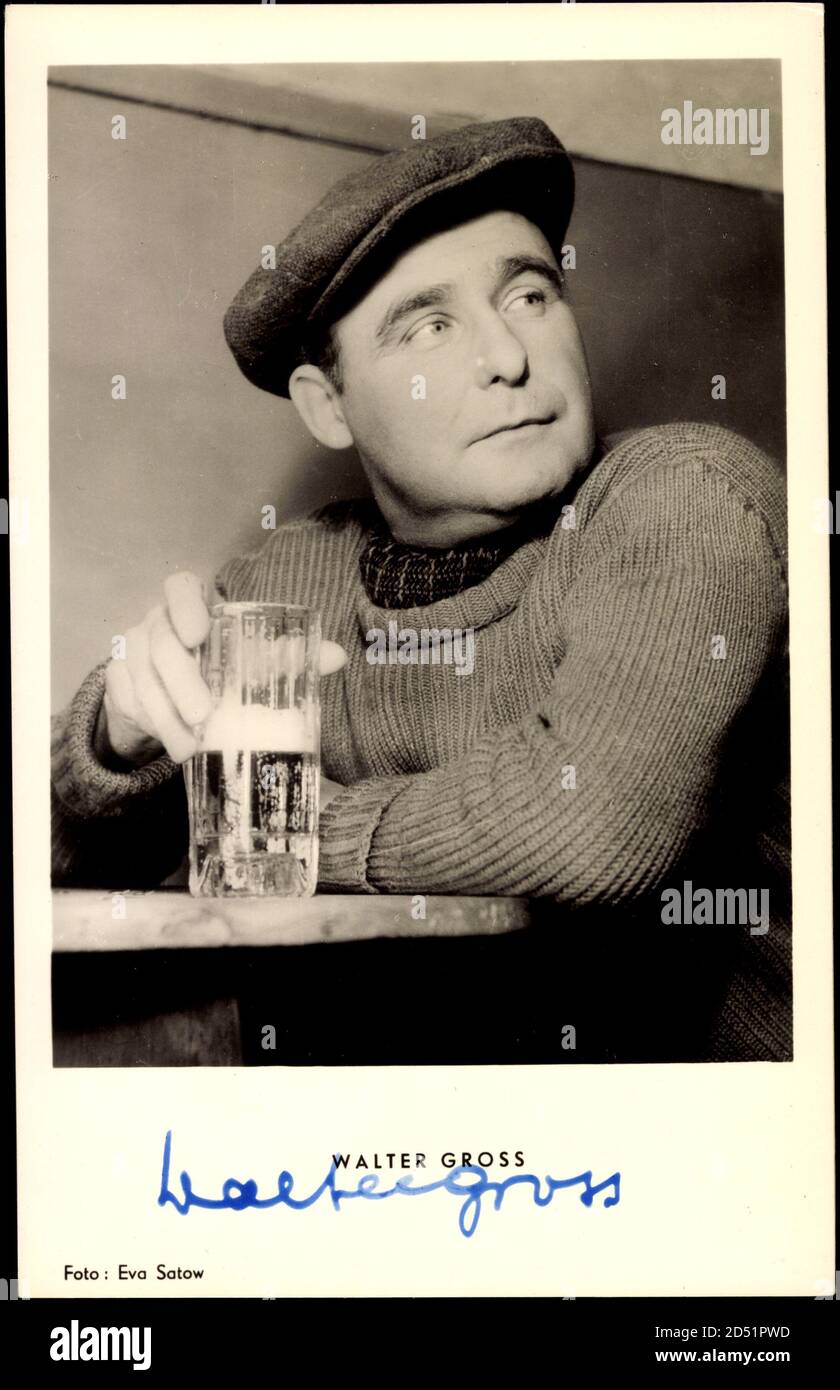 Schauspieler Walter Gross, Bierglas, Baskenmütze | utilizzo in tutto il mondo Foto Stock