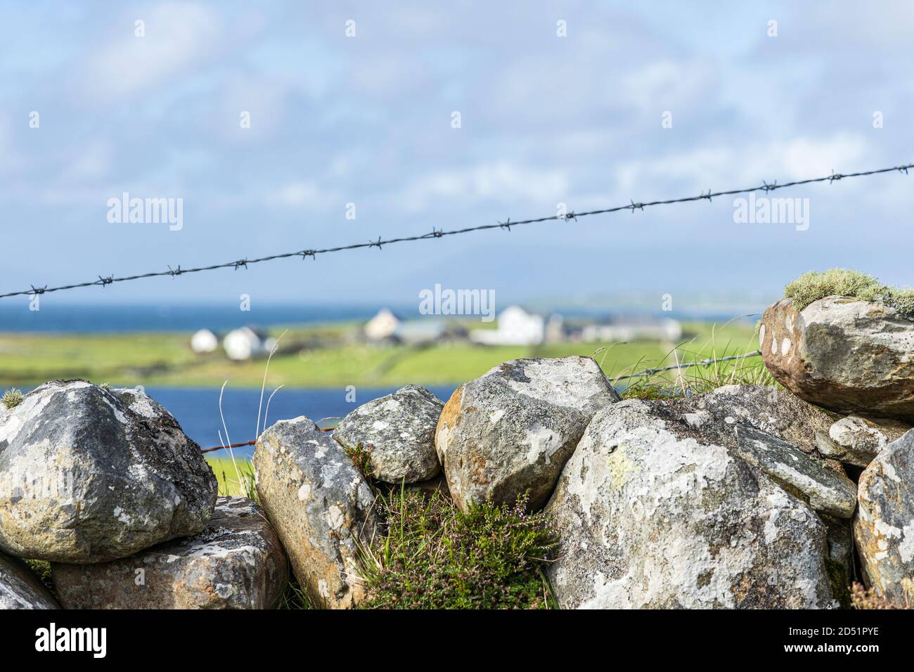 Muro di pietra a secco e filo spinato per contenere il bestiame lungo il loop Killeen passeggiate vicino a Louisburgh, County Mayo, Irlanda Foto Stock