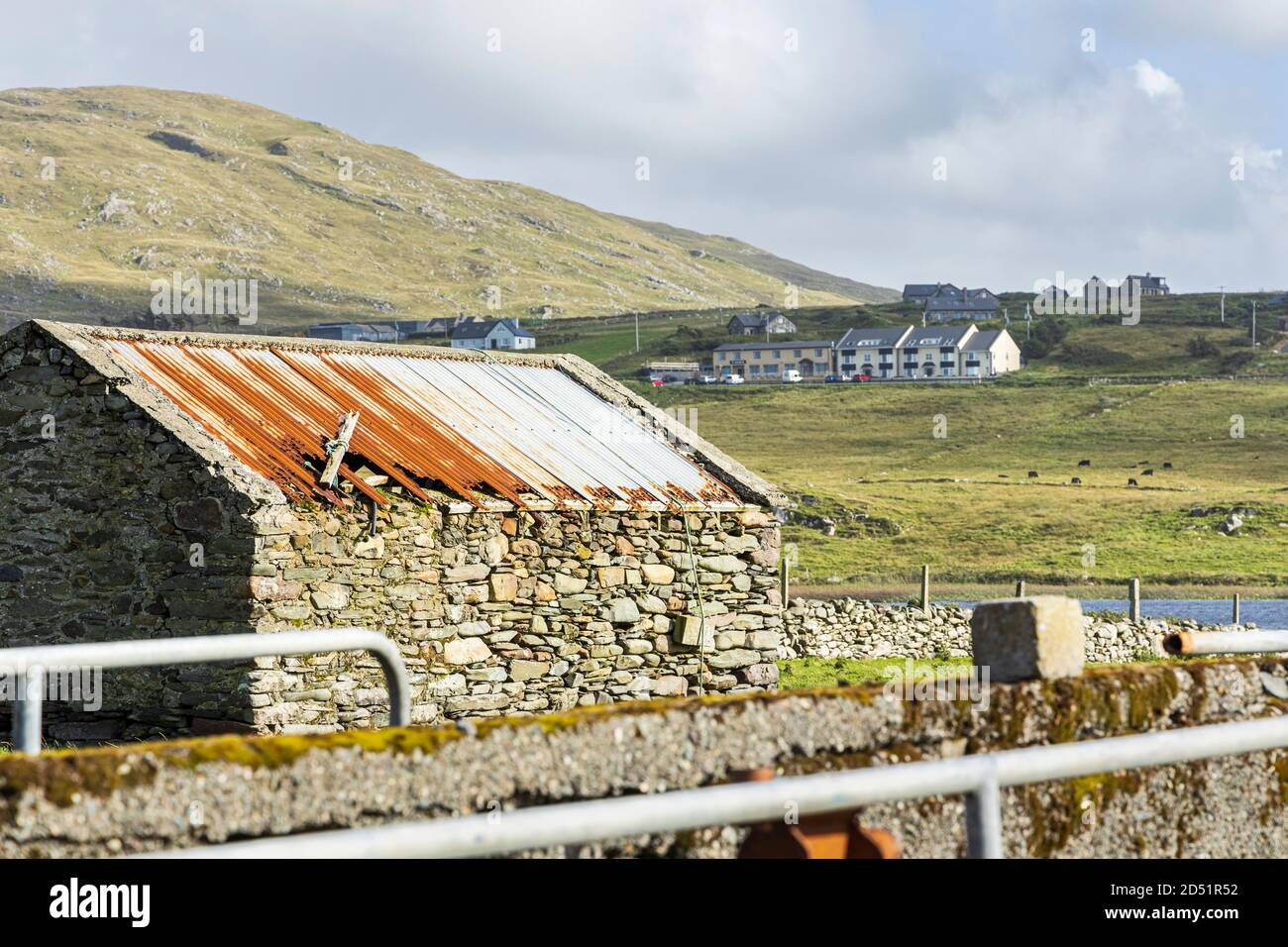 Arrugginito tetto di ferro corrugato su una fattoria di pietra annesso lungo il loop Killeen passeggiate vicino a Louisburgh, County Mayo, Irlanda Foto Stock