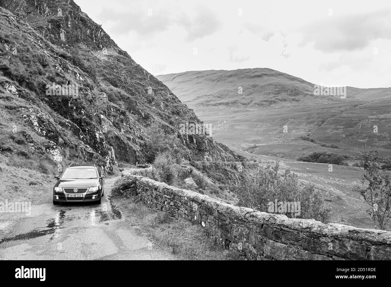 VW Volkswagen Passat station wagon auto sulla strada L1824 single track vicino a Tawnyard, County Mayo, Irlanda Foto Stock