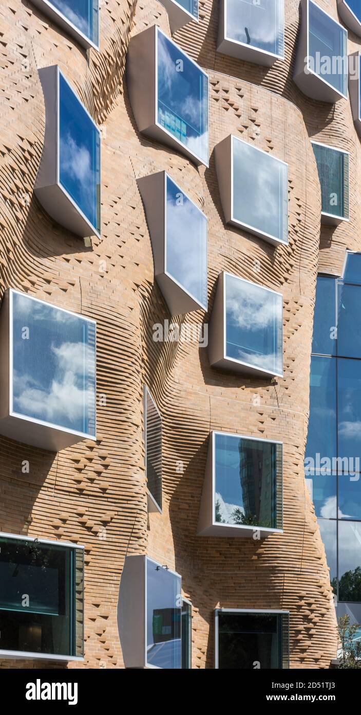 Vista dettagliata della parete ondulata in mattoni. Dr Chau Chak Wing Building, UTS Business School, Sydney, Australia. Architetto: Gehry Partners, LLP, 2015. Foto Stock