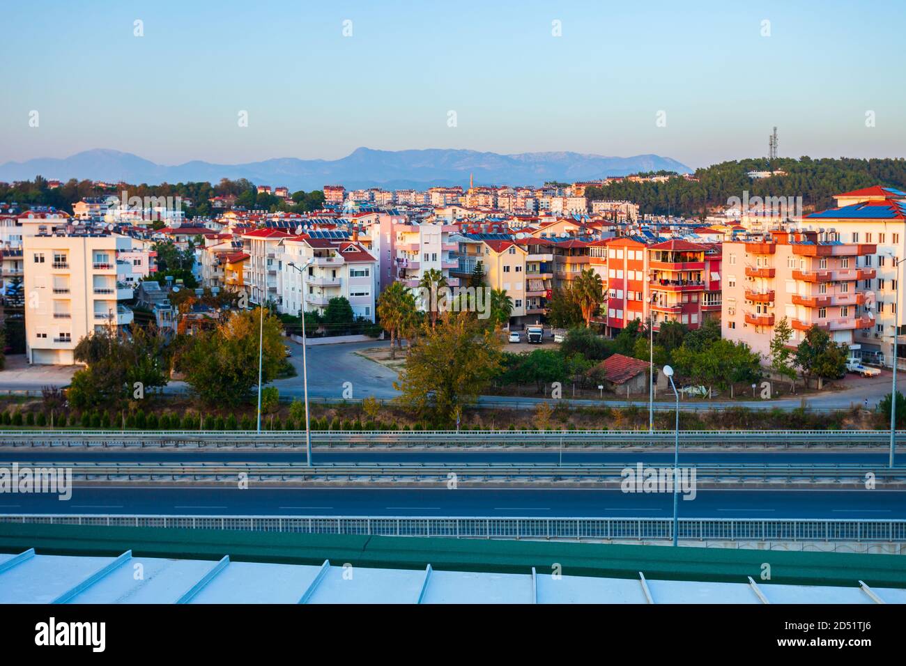 Vista panoramica aerea della città di Manavgat al tramonto, nella regione di Antalya in Turchia Foto Stock