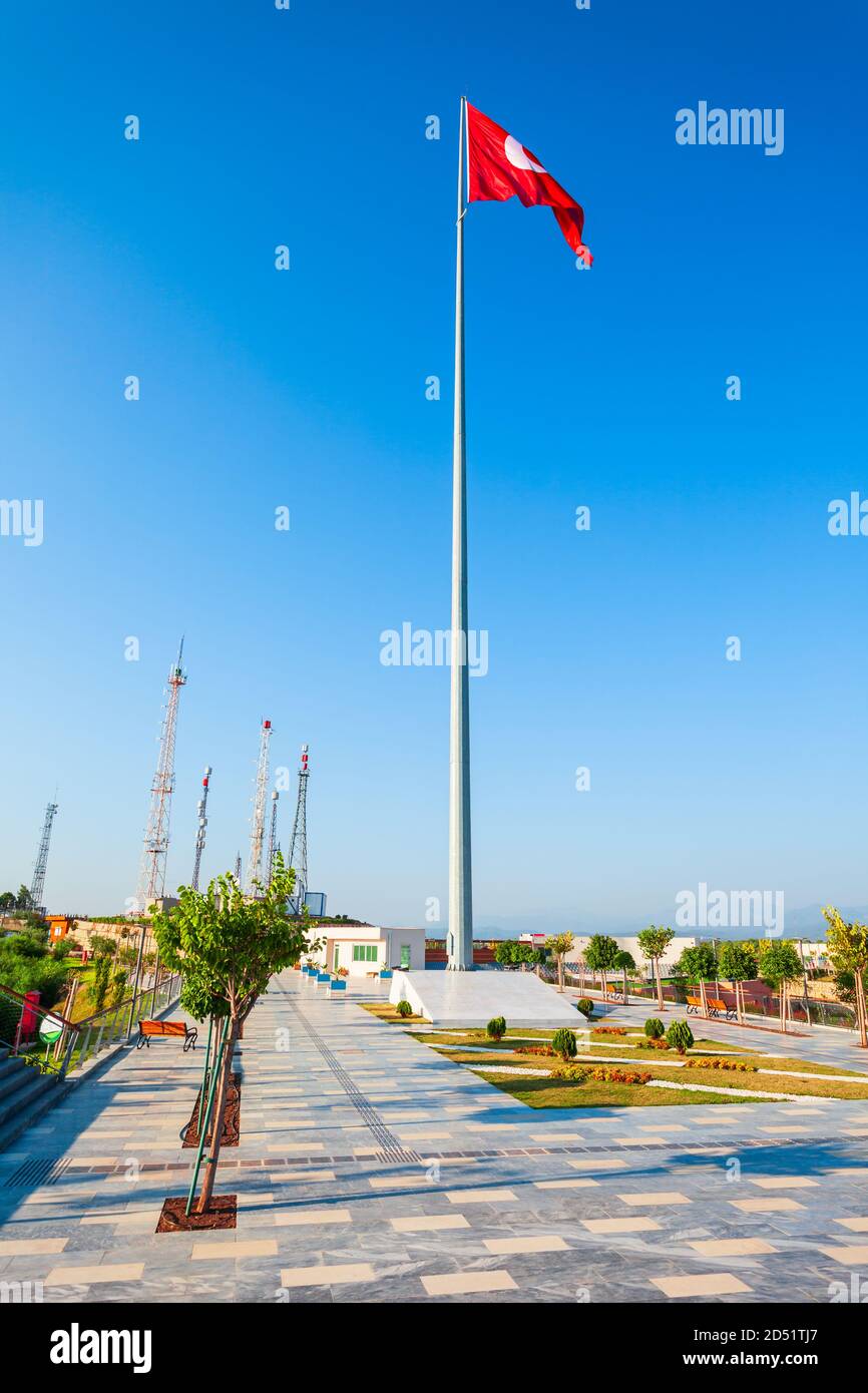 Monumento con bandiera turca e punto di vista nella città di Manavgat nella regione di Antalya in Turchia Foto Stock