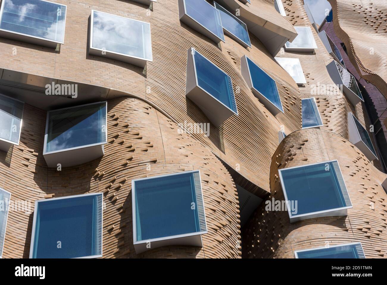 Vista dettagliata della parete ondulata in mattoni. Dr Chau Chak Wing Building, UTS Business School, Sydney, Australia. Architetto: Gehry Partners, LLP, 2015. Foto Stock