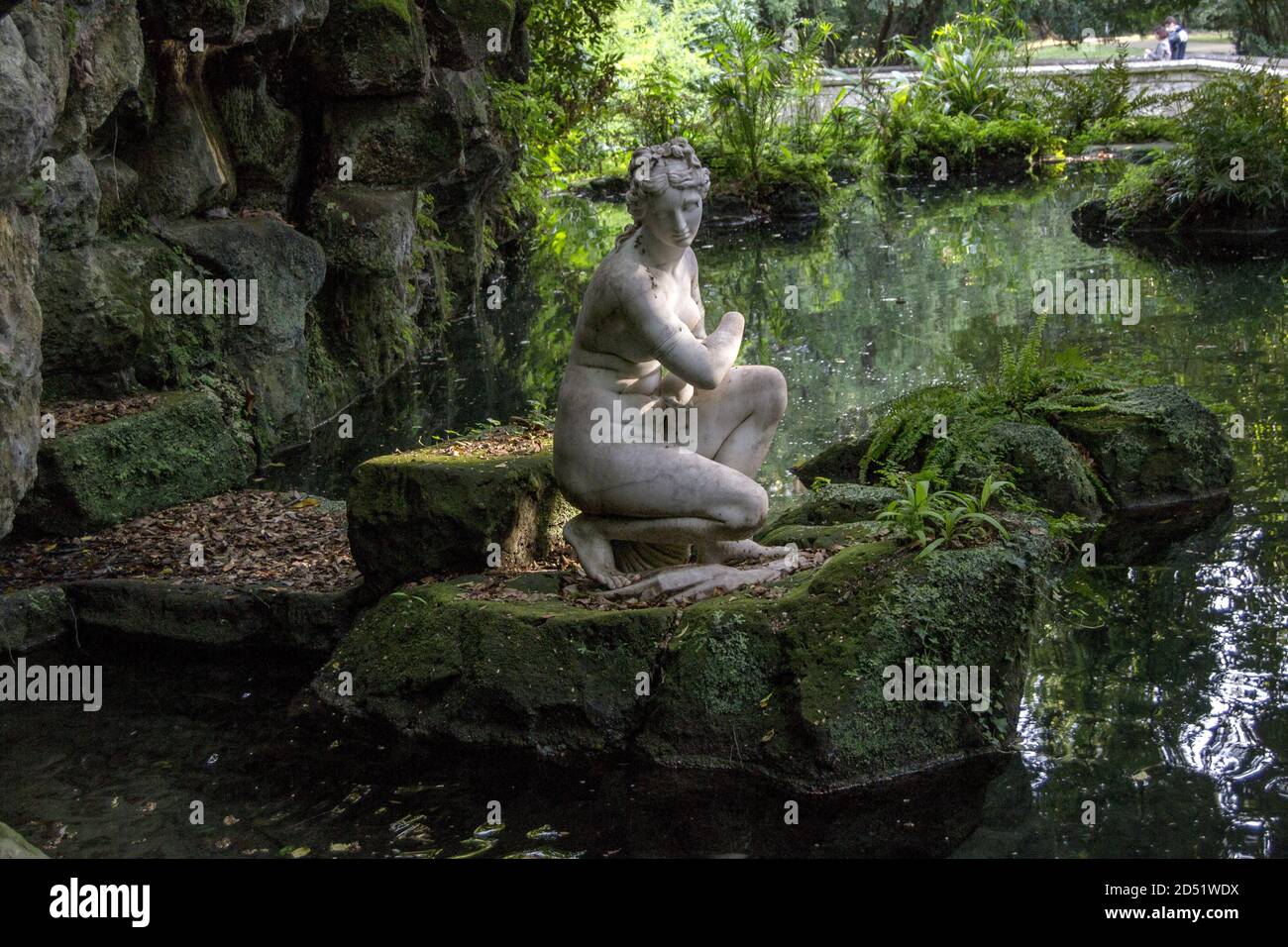 Il suggestivo bagno di Venere, una sorta di oasi, intitolata alla presenza di una statua in marmo di Carrara (scolpita da Tommaso solari) che raffigura la dea Venere che emerge dall'acqua di un piccolo laghetto, si trova nel Giardino Inglese ( disegnato da Carlo Vanvitelli, Figlio dell'architetto del Palazzo reale, e del giardiniere britannico John Andrew Graefer, che agì per volontà della regina Maria Carolina, (moglie di Ferdinando IV di Borbone). Si trova all'interno del parco della Reggia di Caserta, occupa circa 24 ettari ed è caratterizzato dalla presenza di torrenti, laghi, stagni, colline e. Foto Stock