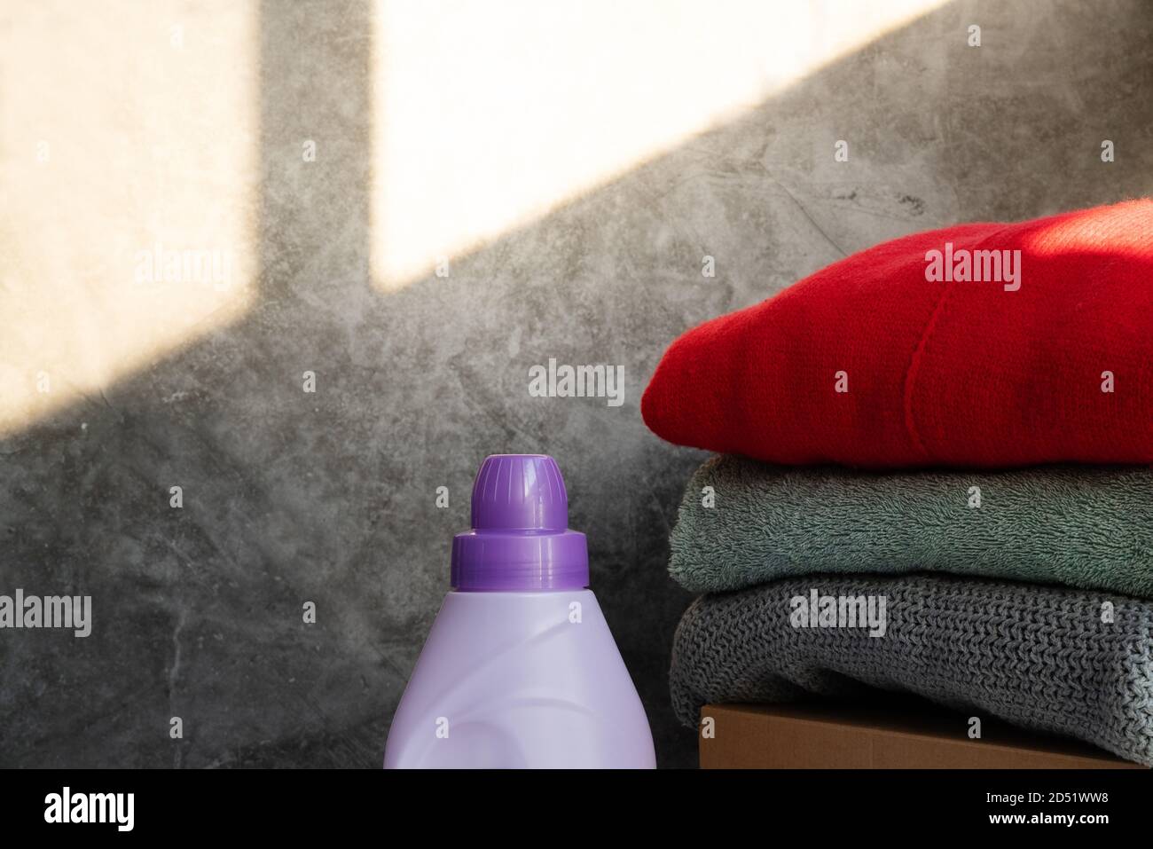 ammorbidente liquido per bucato con concetto di panno, igiene e pulizia Foto Stock