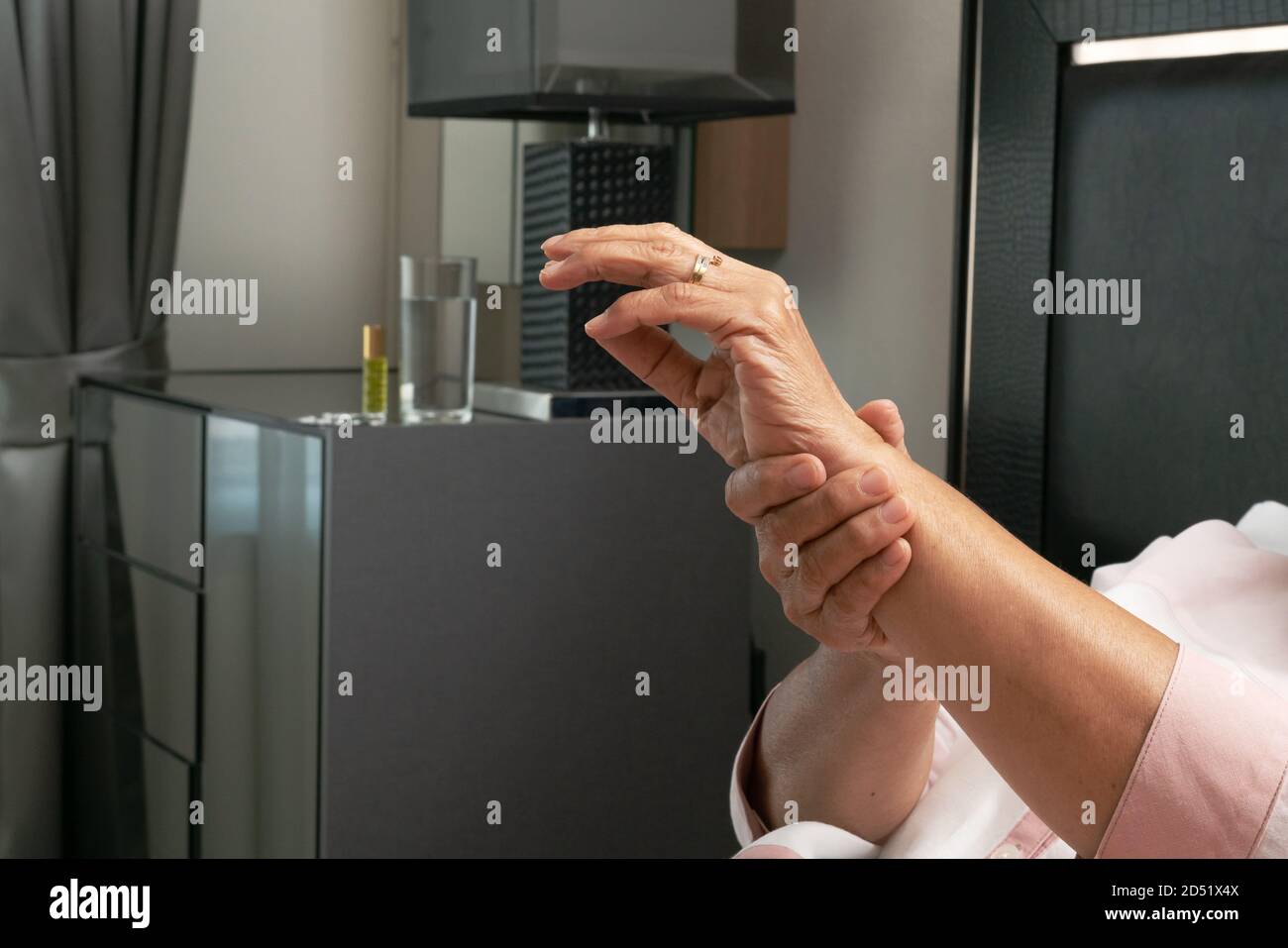 Vecchia donna affetti da polso dolore a mano, problema di salute concetto Foto Stock
