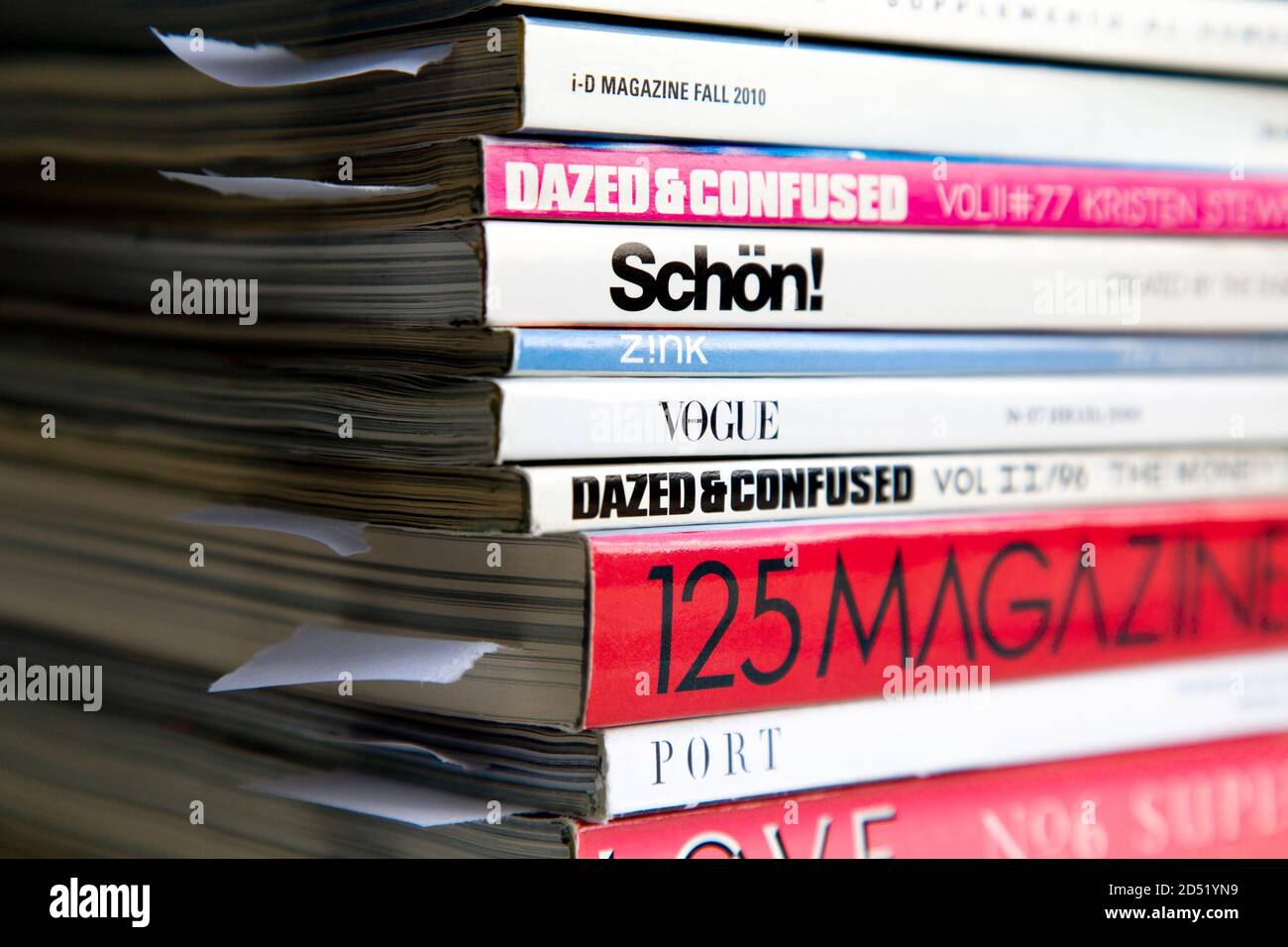 Stack di riviste di moda e stile di vita Foto Stock