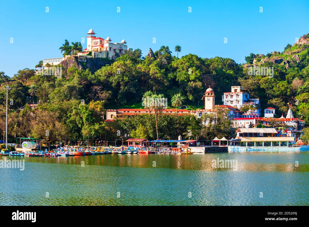 Monte Abu e lago Nakki. Il monte Abu è una stazione collinare dello stato del Rajasthan, in India. Foto Stock