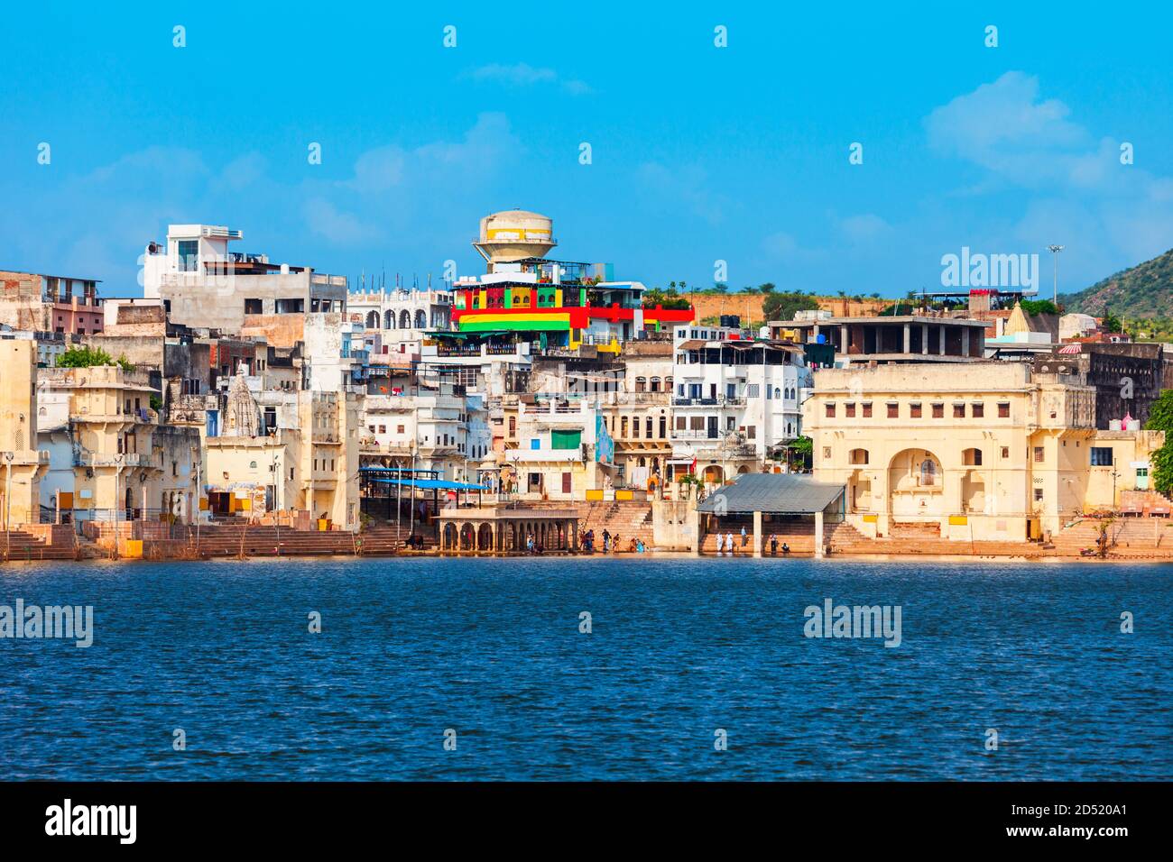 Ghats al lago Pushkar nella città di Pushkar nello stato Rajasthan dell'India Foto Stock