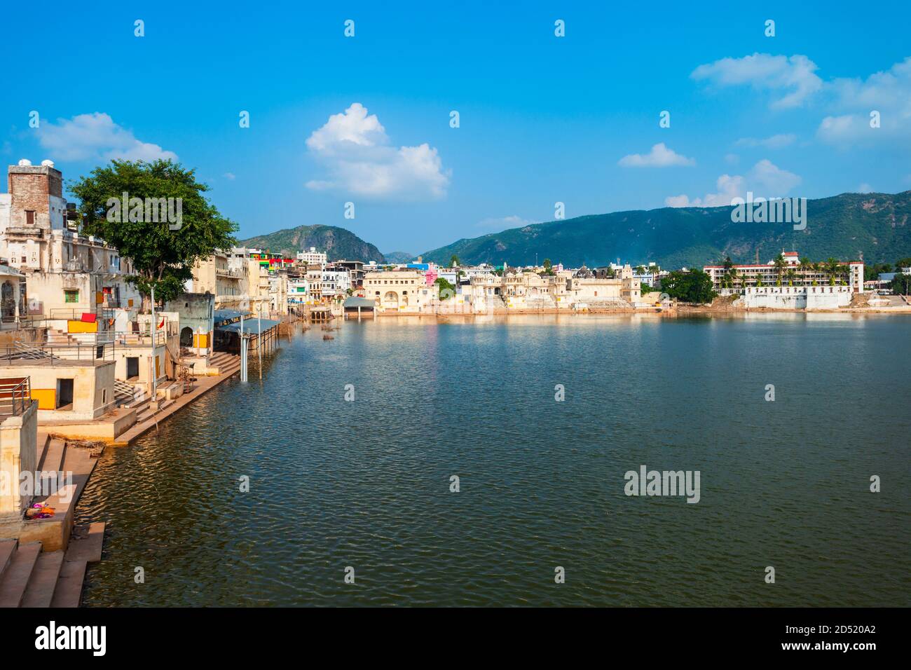 Ghats al lago Pushkar nella città di Pushkar nello stato Rajasthan dell'India Foto Stock