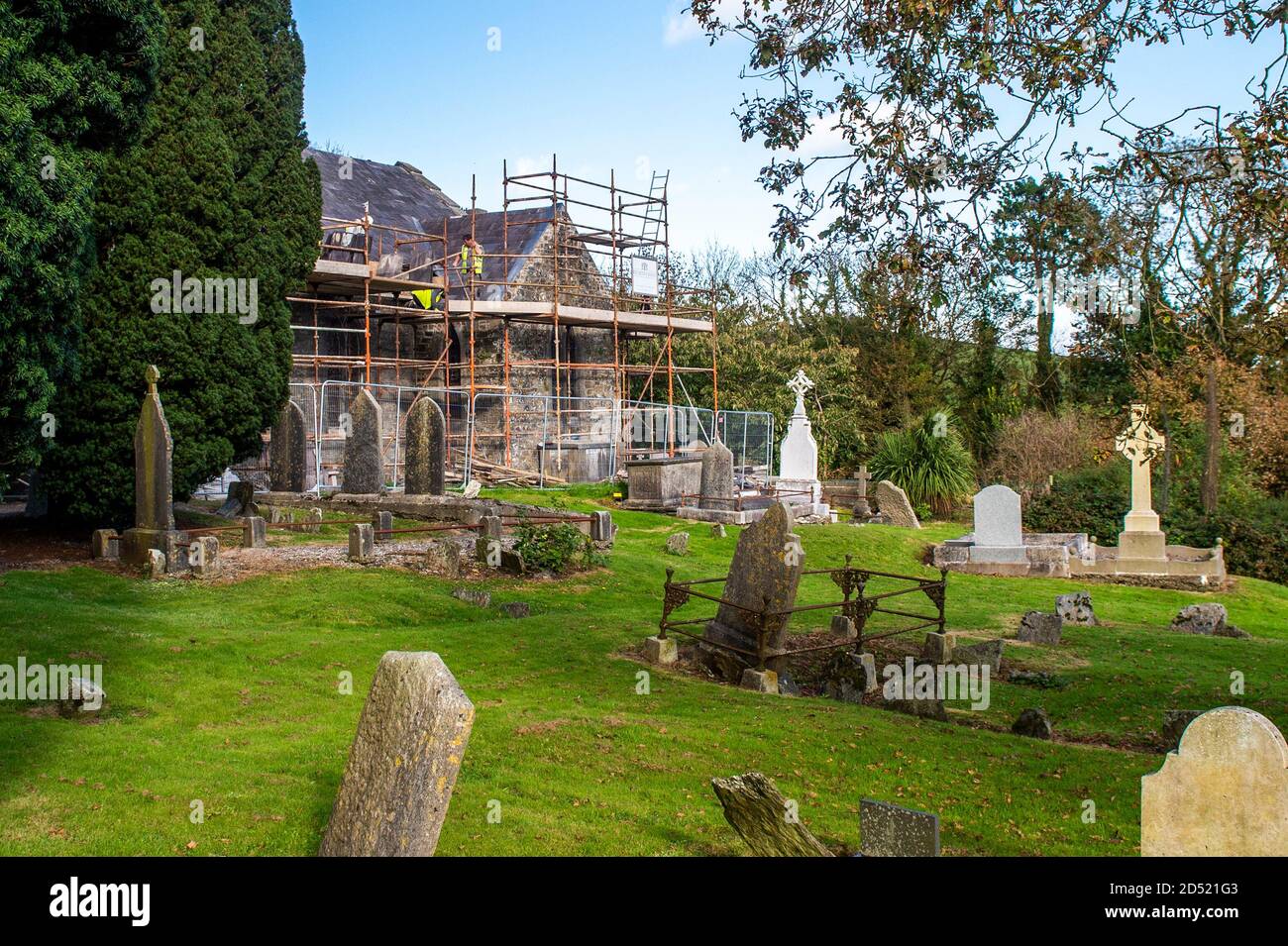 Timoleague, West Cork, Irlanda. 12 Ott 2020. I tetti continuano a sostituire il tetto della Chiesa dell'Ascensione a Timoleague questo pomeriggio. Il tetto era in perdita in numerosi luoghi e ha bisogno di sostituzione prima di qualsiasi danno è stato fatto ai mosaici. L'intero progetto costa €90,000, finanziato interamente da donazioni. Credit: AG News/Alamy Live News Foto Stock