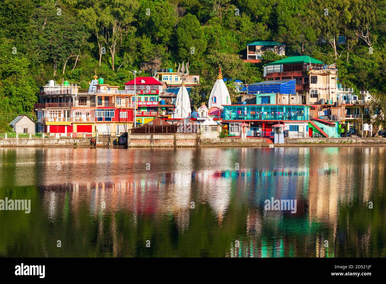 Templi indù a Rewalsar o Tso Pema, una piccola città, lago e luogo di pellegrinaggio buddista vicino a Mandi, Himachal Pradesh stato in India Foto Stock