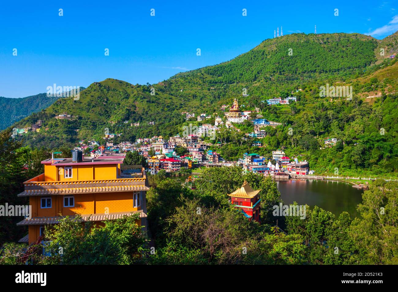 Rewalsar o Tso Pema è una piccola città, lago e luogo di pellegrinaggio buddista vicino a Mandi, stato Himachal Pradesh in India Foto Stock