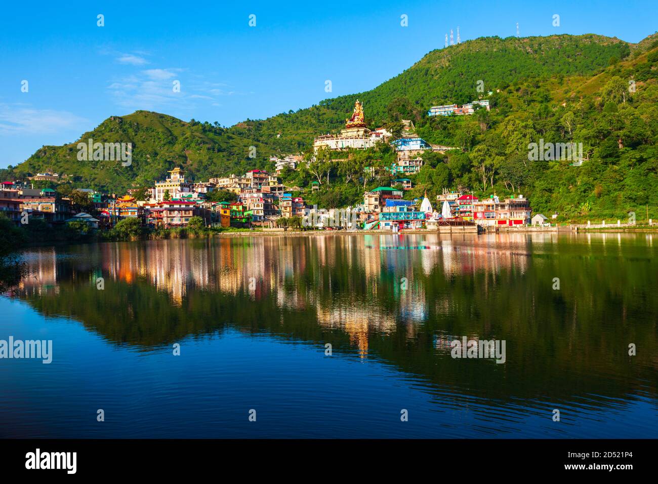 Rewalsar o Tso Pema è una piccola città, lago e luogo di pellegrinaggio buddista vicino a Mandi, stato Himachal Pradesh in India Foto Stock
