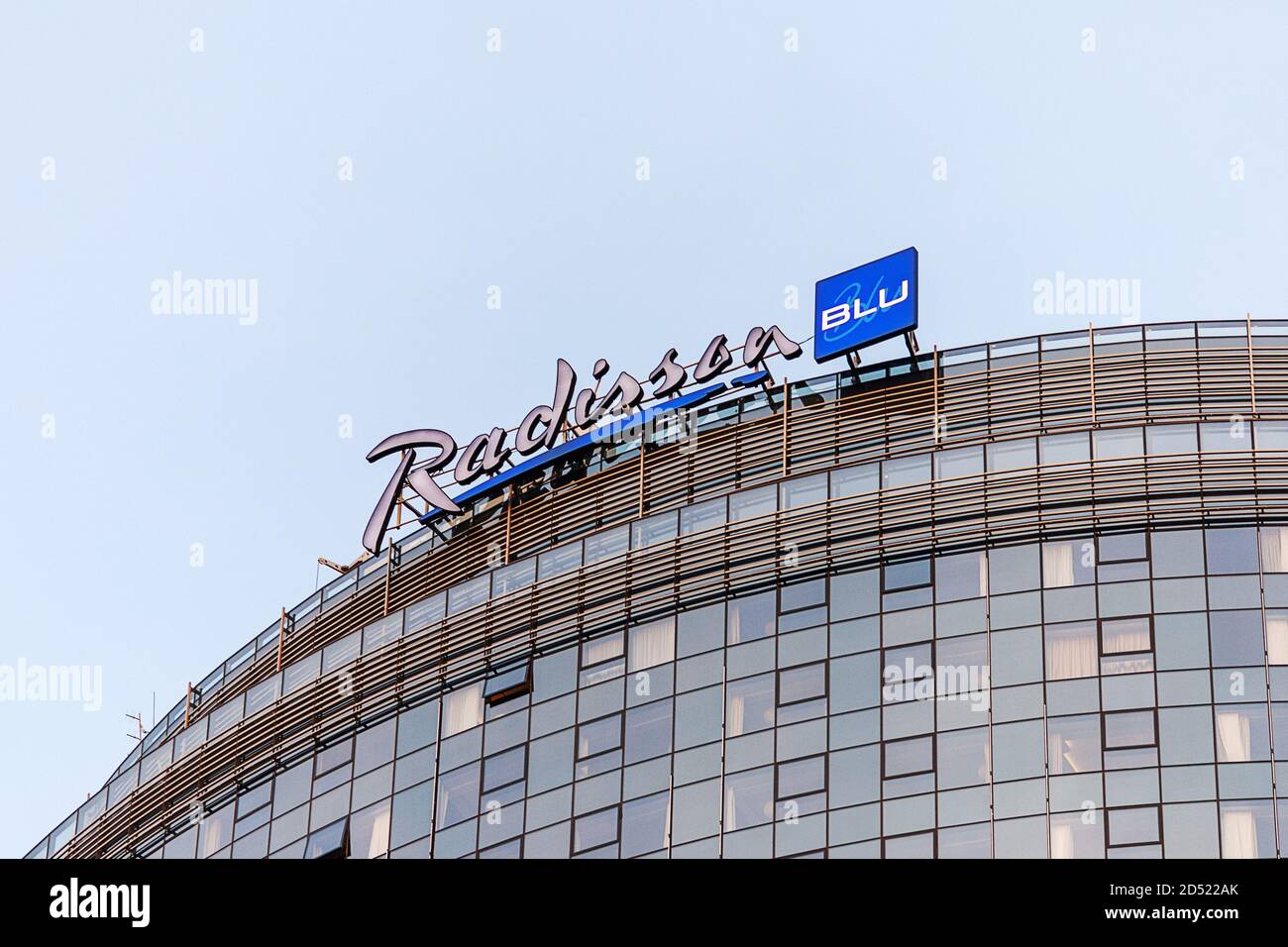 Il logo dell'hotel Radisson blu si trova sulla parte superiore del moderno edificio alberghiero, Mosca 05/10/2020 Foto Stock