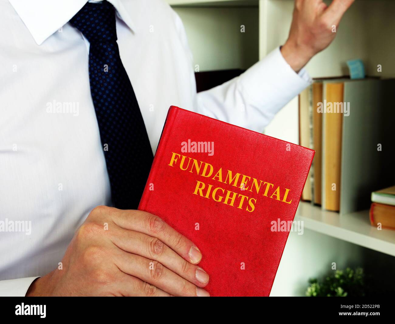 L'avvocato offre un libro diritti fondamentali. Foto Stock