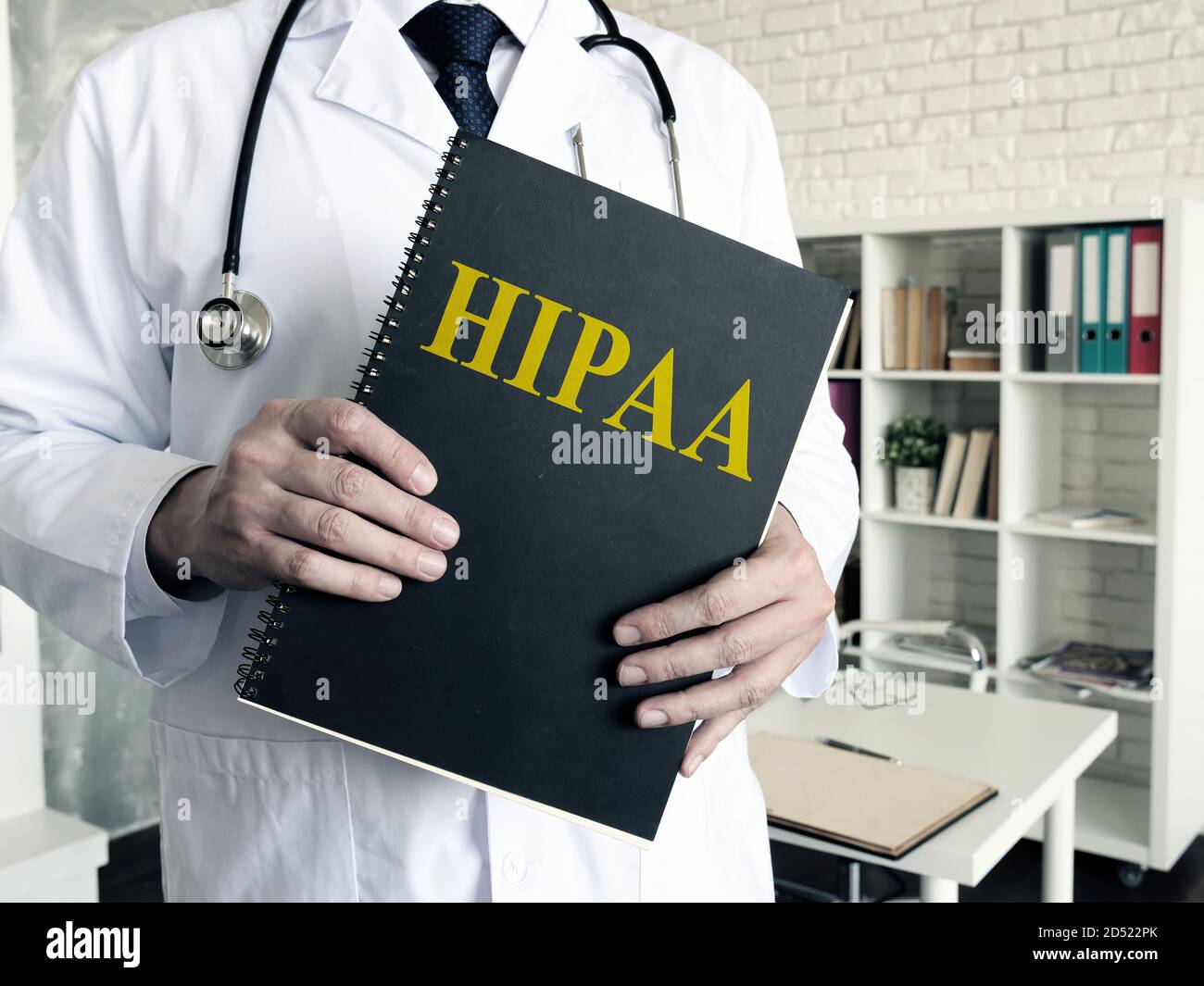 Dottore detiene documenti sulla certificazione HIPAA. Health Insurance Portability and Accountability Act. Foto Stock