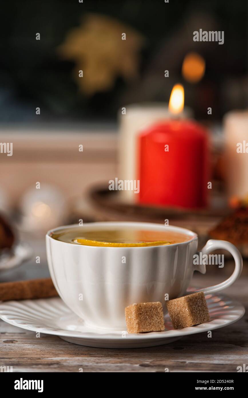 Zucche e dolci con pecan sul davanzale, tempo piovoso Foto Stock