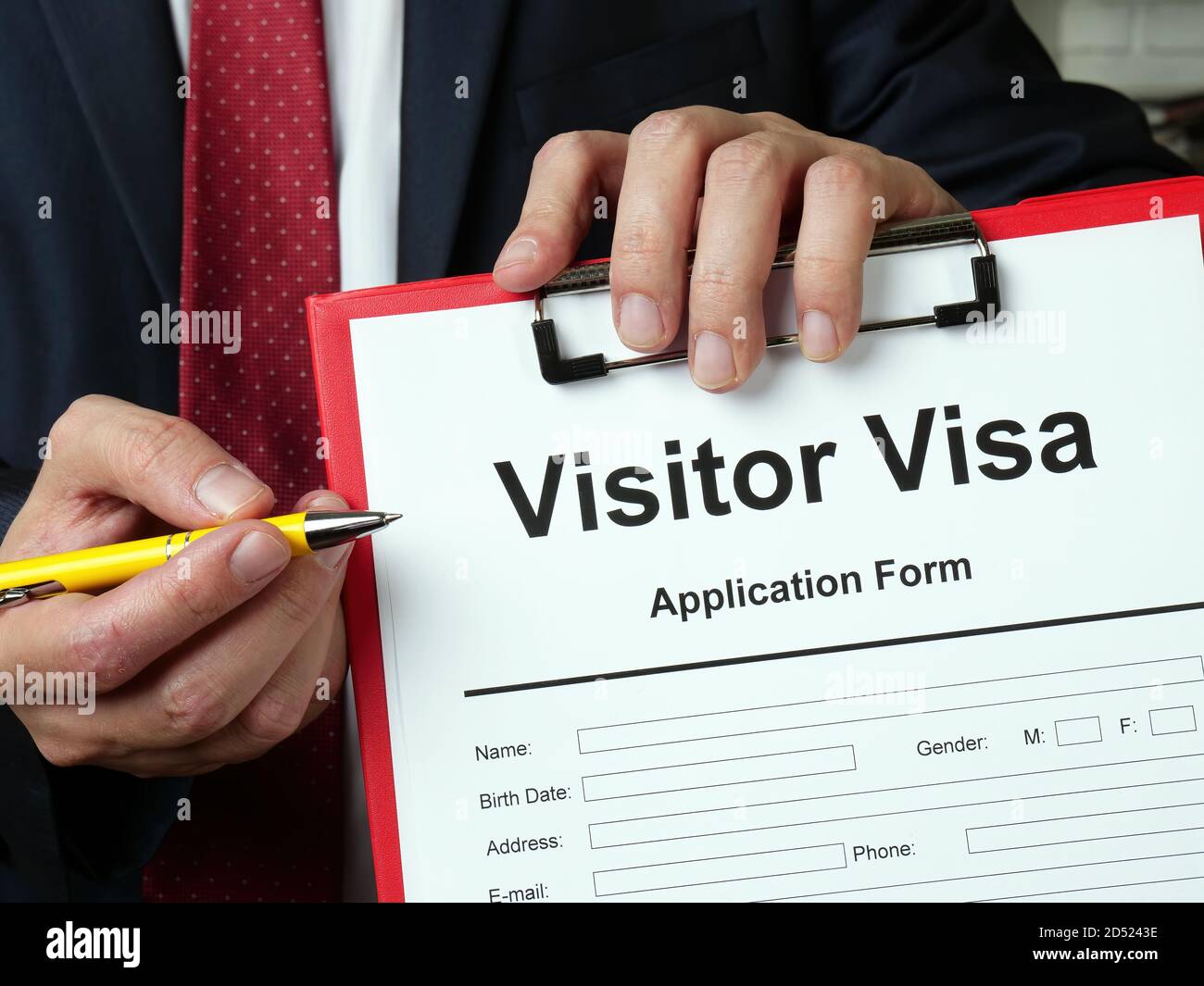 Modulo di richiesta del visto per i visitatori. L'avvocato offre documenti. Foto Stock