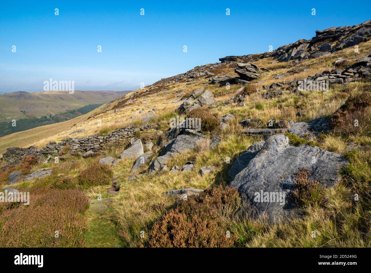 Rocce sulle brughiere sopra dove Stone Reservoir, Greenfield, Greater Manchester, Inghilterra. Foto Stock
