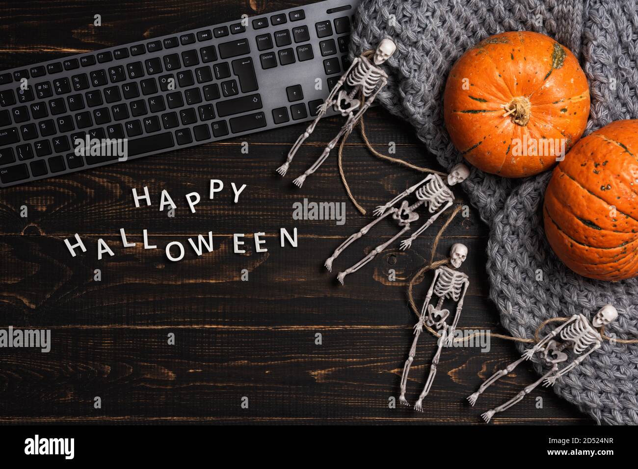 Decorazioni di Halloween con scheletro e computer portatile Foto Stock