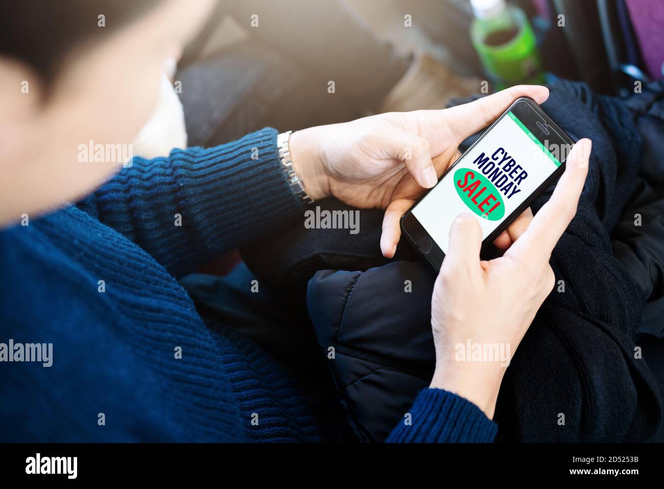 Concetto di sconto sulla liquidazione delle vendite del Cyber Monday, uomo che acquista online tramite smartphone Foto Stock