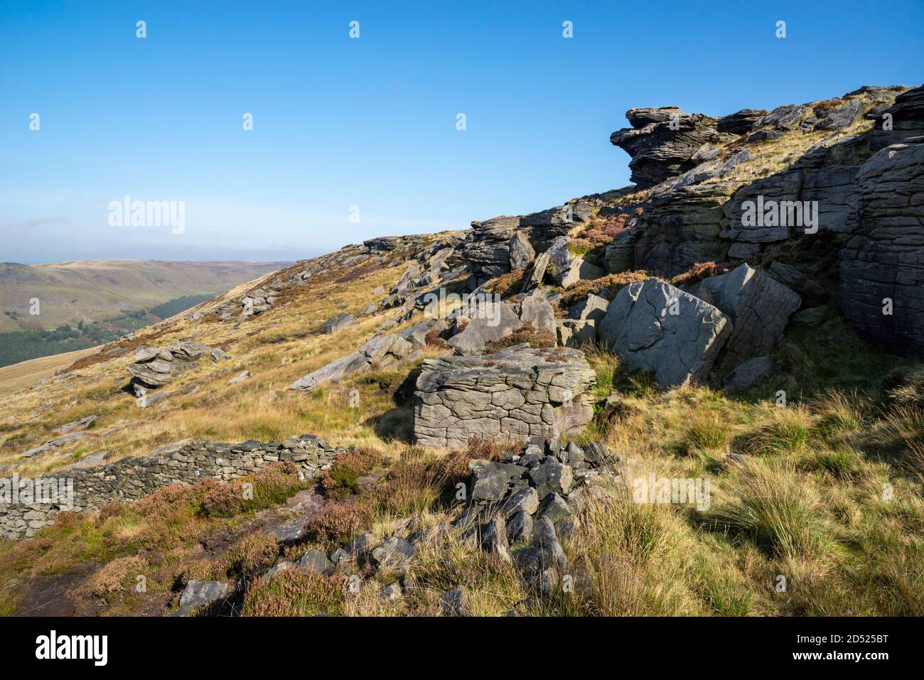 Rocce sulle brughiere sopra dove Stone Reservoir, Greenfield, Greater Manchester, Inghilterra. Foto Stock