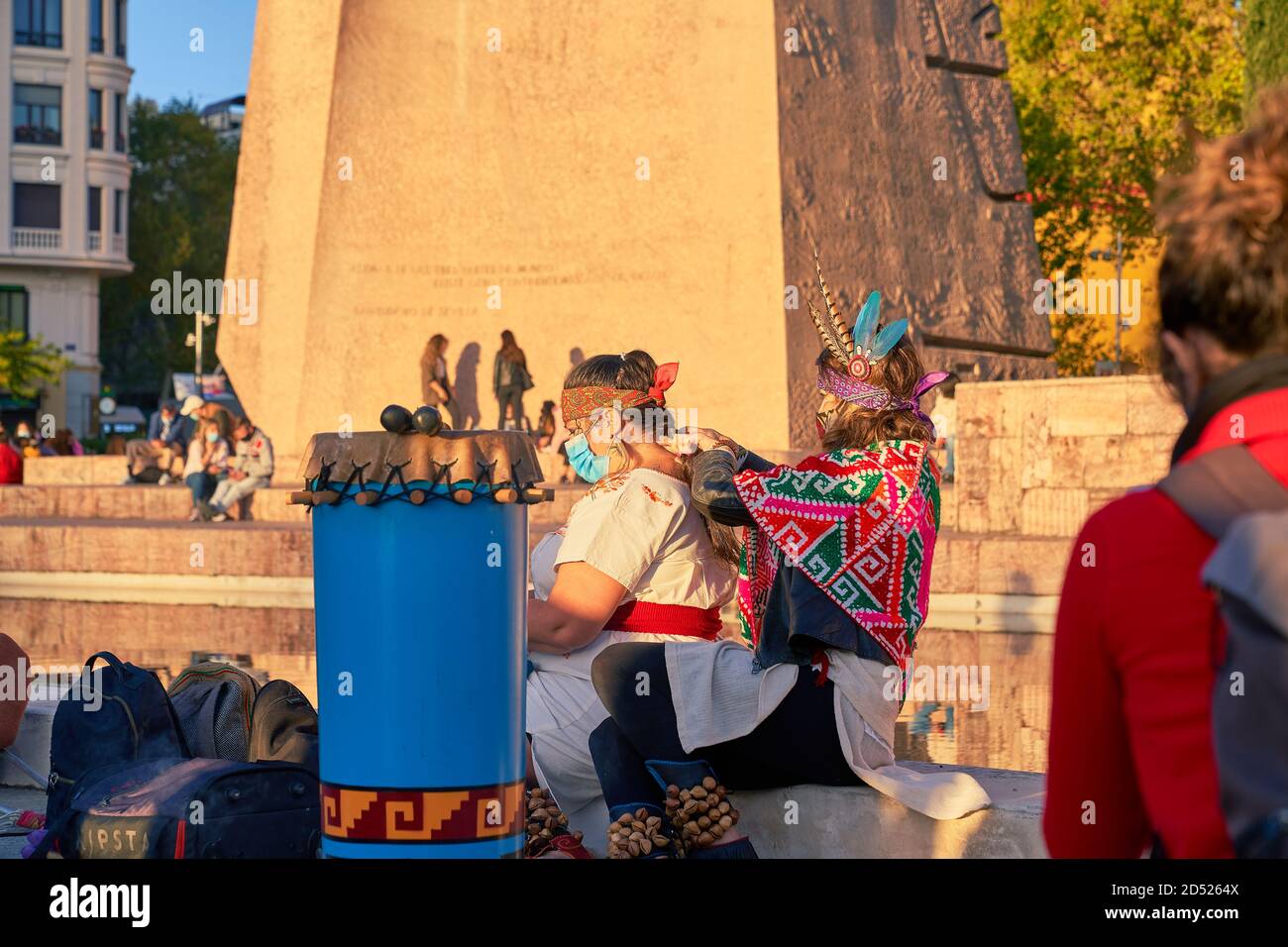 Esecuzione di un rituale di purificazione nativo del Sud america, Plaza Colon, dia Nacional de España, dia de la Hispanidad, protesta, Madrid, Spagna, ottobre 12 Foto Stock