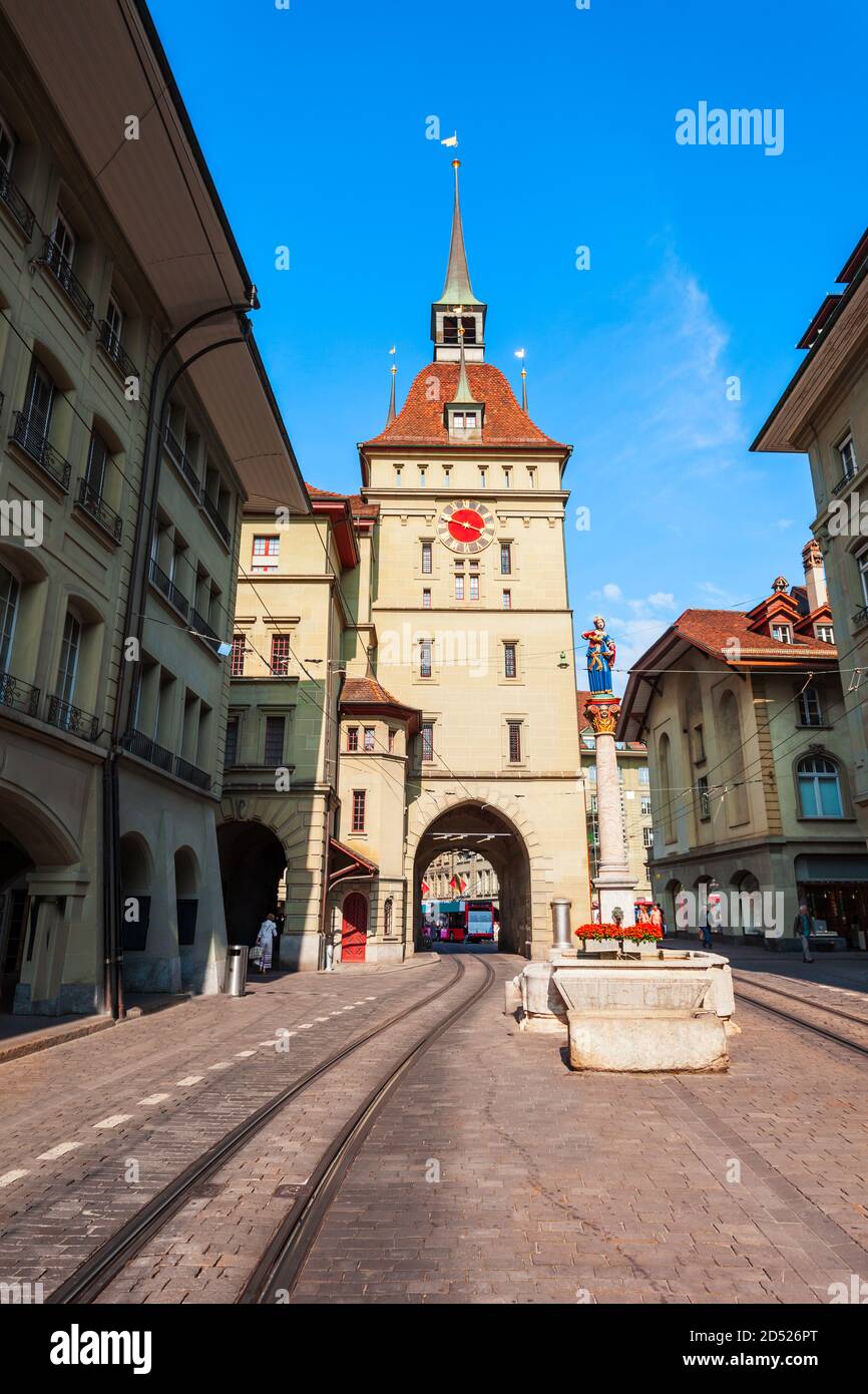 Kafigturm è un punto di riferimento medievale torre orologio nella città di Berna in Svizzera Foto Stock