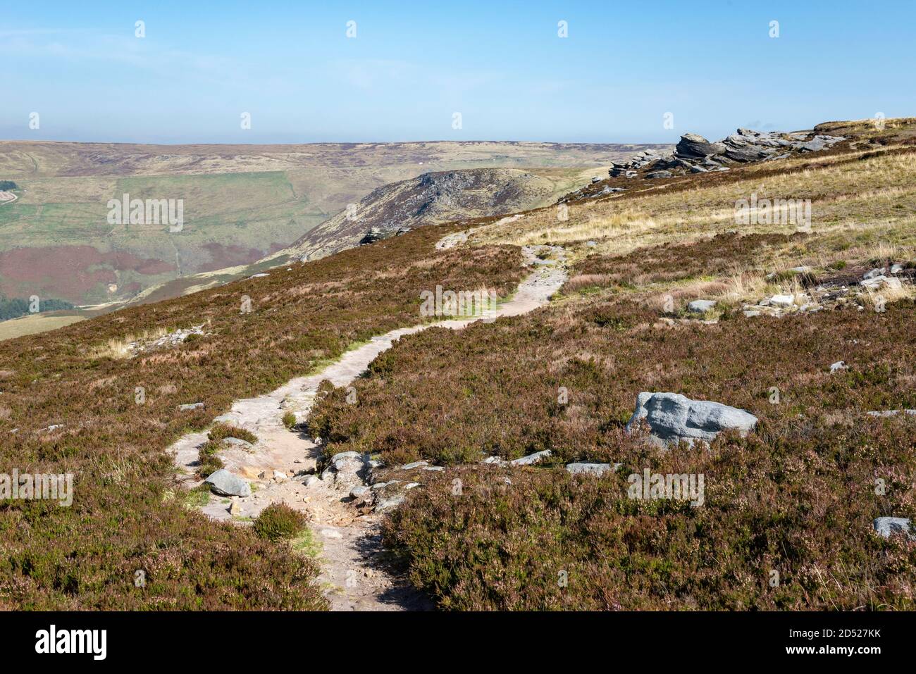 Percorso sulla brughiera di Saddleworth sopra il lago artificiale di dove Stone, Greenfield, Greater Manchester, Inghilterra. Foto Stock