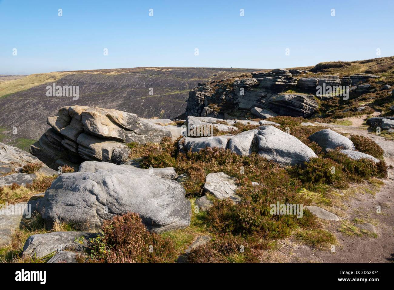 Dean Rocks sopra dove Stone Reservoir su Saddleworth Moor, Greenfield, Greater Manchester, Inghilterra. Foto Stock