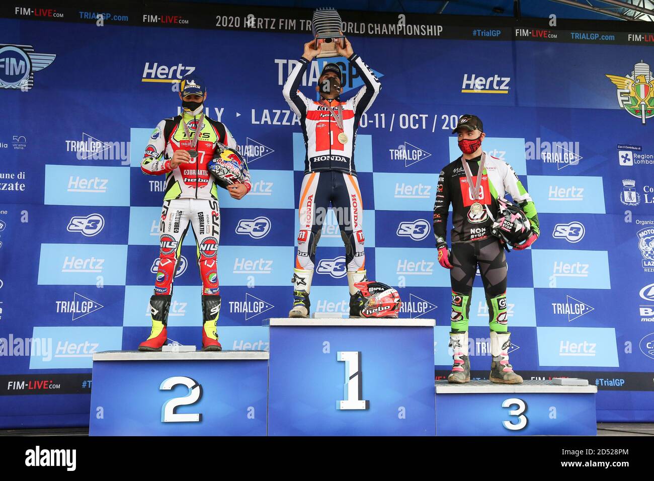 Il campione del mondo di prova toni Bou con Adam Sans Raga (2) e Jaime Busto (3) durante il titolo mondiale Cerimonia di premiazione al circuito Moto Club Lazzate ON Foto Stock