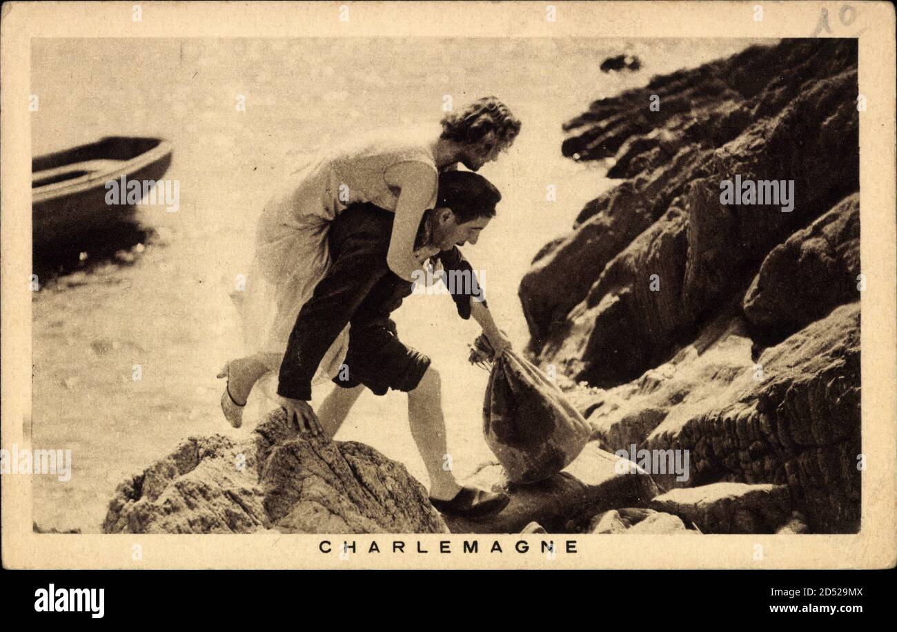 Charlemagne, Mann trägt Frau auf seinem Rücken, Strand | utilizzo in tutto il mondo Foto Stock