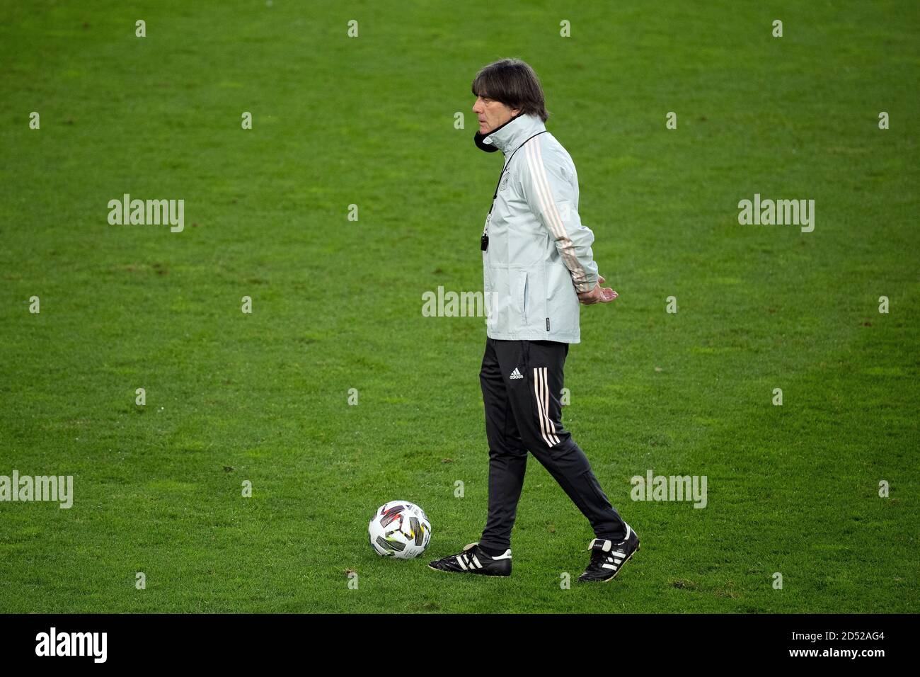 Colonia, Germania. 12 Ott 2020. Calcio: Nazionale, prima della partita della Lega Nazionale Germania - Svizzera. L'allenatore nazionale tedesco Joachim Löw osserva la formazione finale della sua squadra. Credit: Federico Gambarini/dpa/Alamy Live News Foto Stock