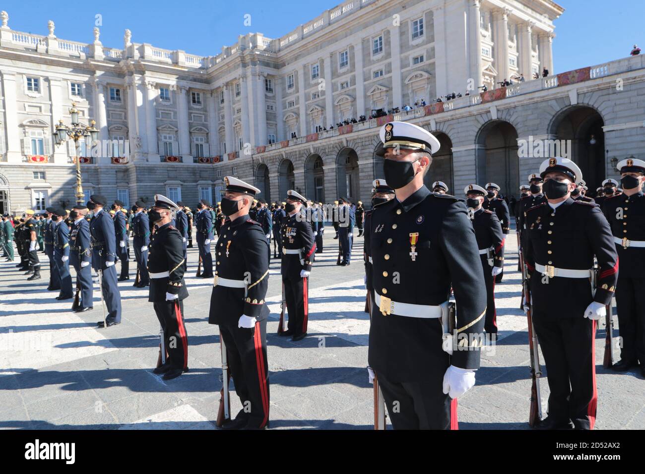 Madrid, Spagna. 12 Ott 2020. I militari partecipano a un evento per celebrare la giornata nazionale della Spagna a Madrid, Spagna, 12 ottobre 2020. (Ministero della Difesa spagnolo/Handout via Xinhua) Credit: Xinhua/Alamy Live News Foto Stock